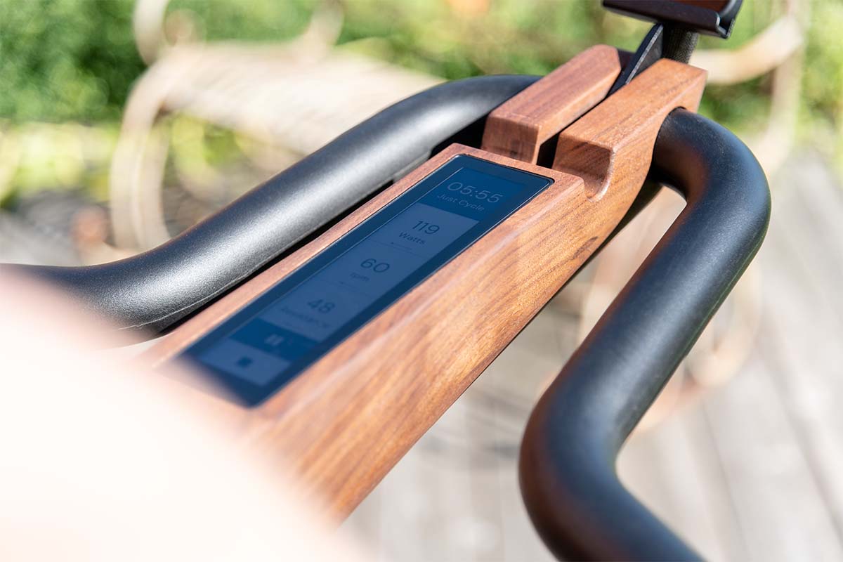 NOHRD Bike V2 aus Holz mit integriertem Touchscreen und ergonomischem Lenker