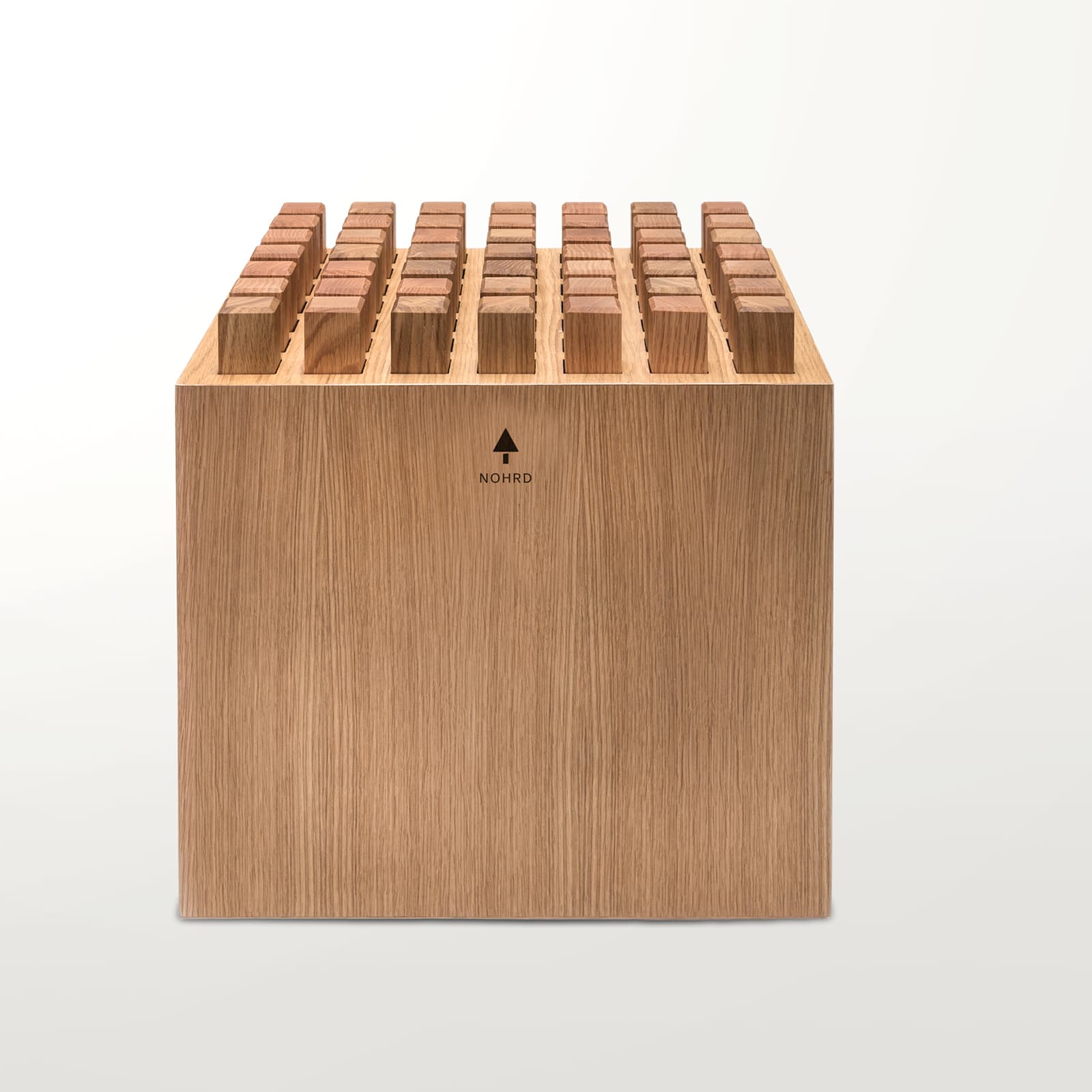 #Variante_Eiche Ein freigestellter NOHRD HedgeHock aus hellem Eichenholz, innovativer Holzhocker für dynamisches Sitzen.