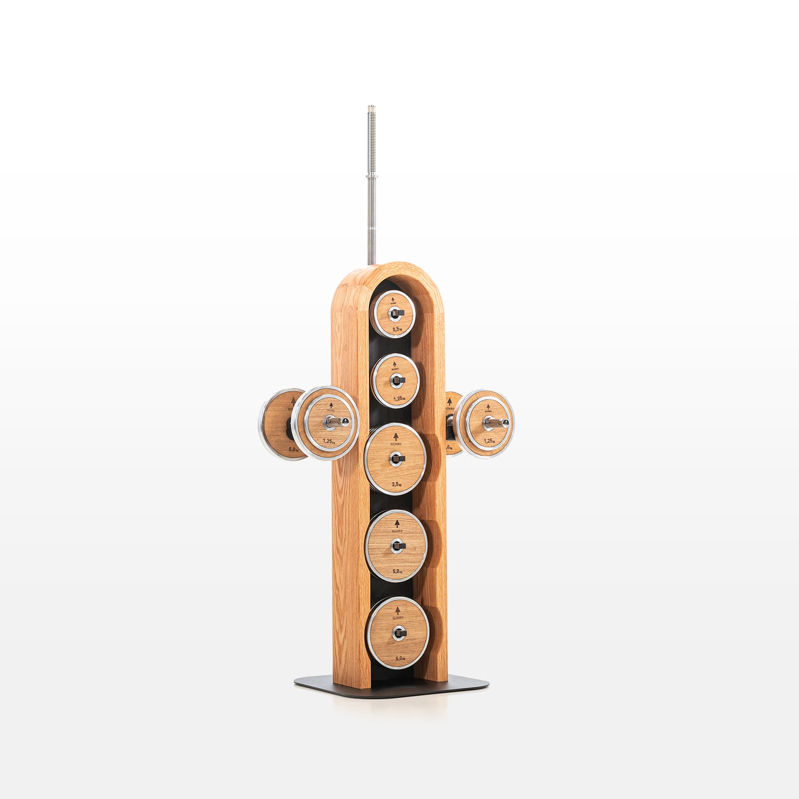 #Variante_Eiche Ein freigestellter NOHRD WeightPlate Tower aus Eichenholz inklusive passender Hantelscheiben mit Holzdekor und einer Hantelstange.