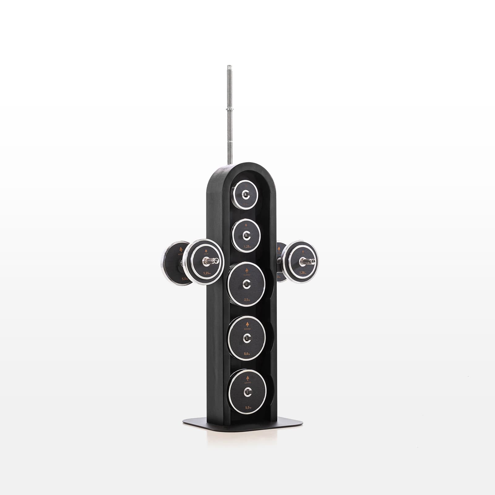 #Variante_Shadow Ein freigestellter NOHRD WeightPlate Tower aus Buchenholz im Shadow Styl inklusive passender Hantelscheiben mit Holzdekor und einer Hantelstange.