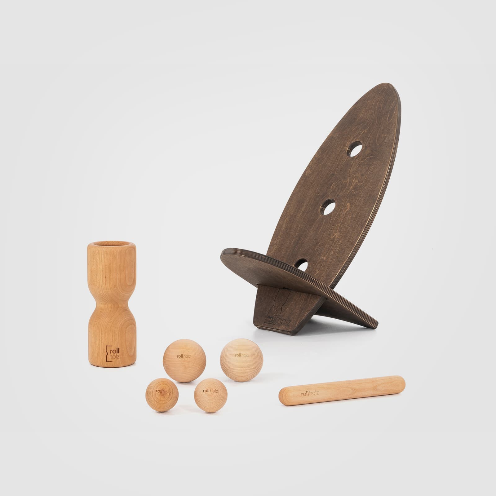 #Variante_Buche dunkel rollholz Balanceboard Set Groß 2.0: Zwei dunkel geölte Boards (Hartwachsöl Nuss) zusammengesteckt zu einem Sitzmöbel, kombiniert mit Faszientools und Minibar aus hellem Buchenholz.