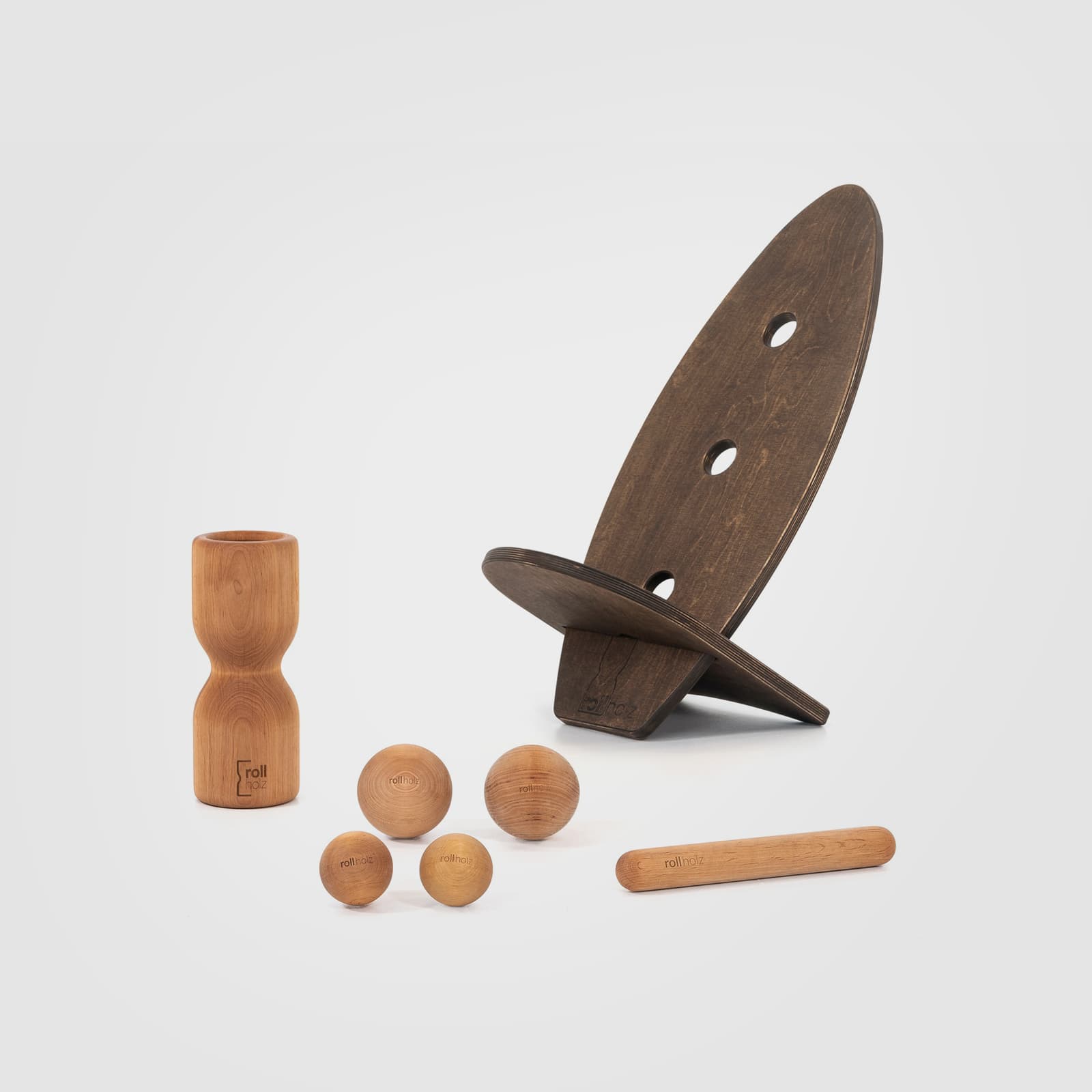 #Variante_Erle dunkel rollholz Balanceboard Set Groß 2.0: Zwei einzeln nutzbare, dunkel geölte Boards (Hartwachsöl Nuss) im Steck-Sitz-Design, mit Faszienrolle, Kugeln und Minibar aus Erlenholz.
