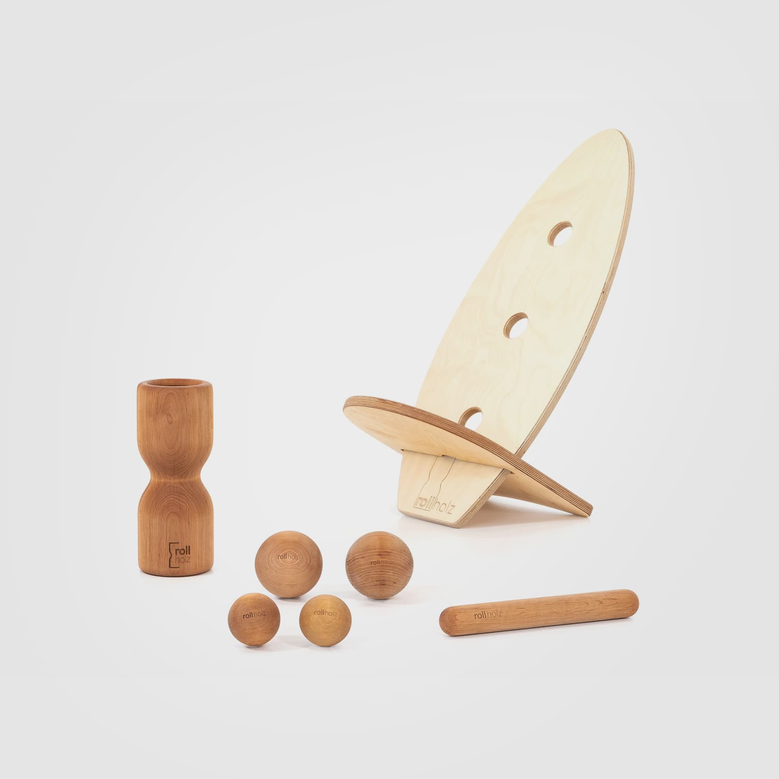 #Variante_Erle hell rollholz Balanceboard Set Groß 2.0: Zwei helle Multiplex-Boards (Leinöl) zusammengesteckt als funktionaler Sitz, inklusive Faszienrolle, Massagekugeln und Minibar aus Erlenholz.