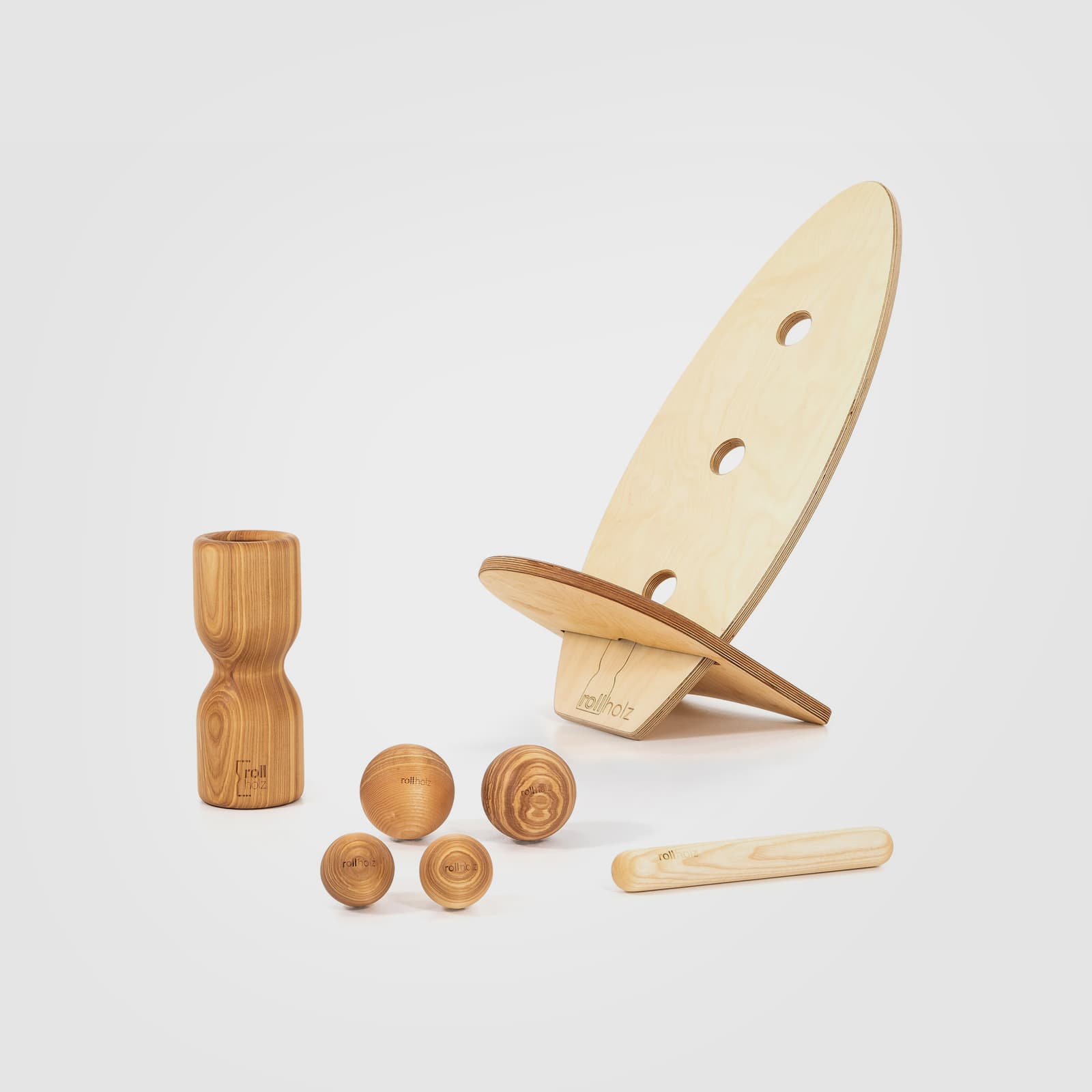 #Variante_Esche hell rollholz Balanceboard Set Groß 2.0: Zwei helle, einzeln nutzbare Balance Boards (Leinöl) als Sitz zusammengesteckt, mit Faszientools und Minibar aus markantem Eschenholz.