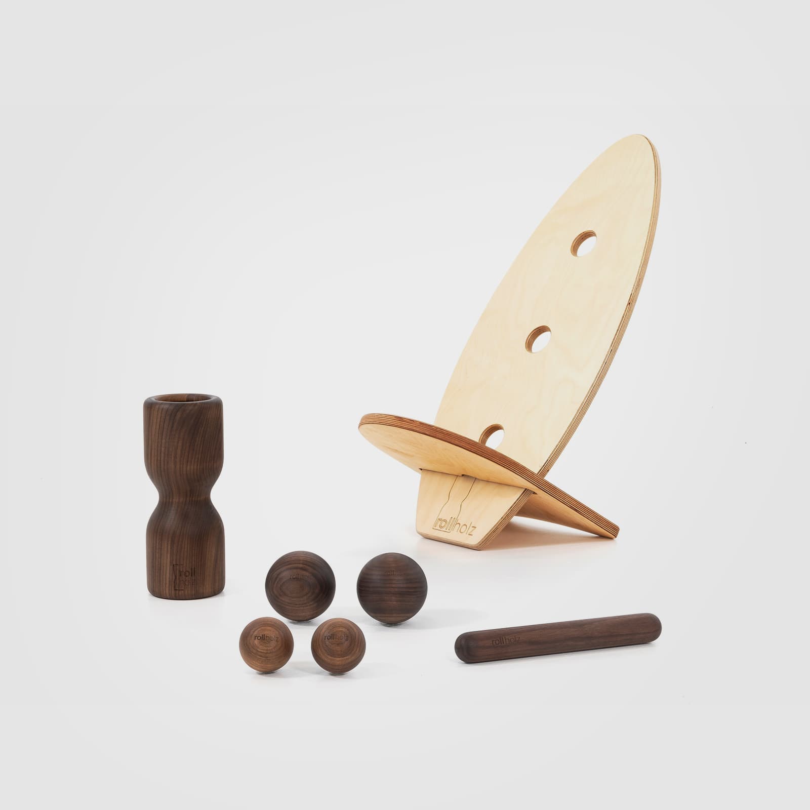 #Variante_Walnuss hell rollholz Balanceboard Set Groß 2.0: Zwei helle Boards (Leinöl) im praktischen Steck-Sitz-Design, kombiniert mit einer Premium-Faszienrolle, vier Massagekugeln und einer Minibar aus Walnuss.