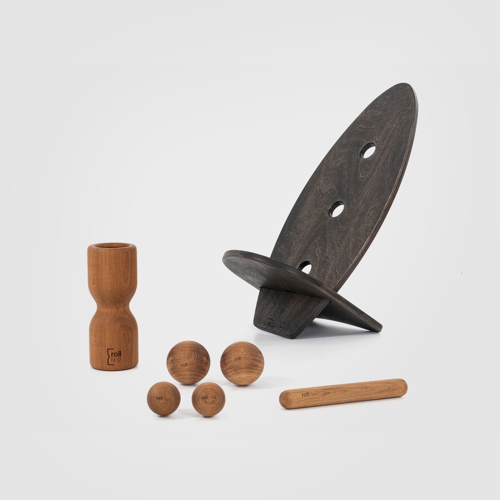 #Variante_Eiche schwarz rollholz Balanceboard Set Groß 2.0: Zwei schwarz geölte Boards zusammengesteckt als funktionales Sitzmöbel, im Set mit Faszienrolle, Massagekugeln und Minibar aus massivem Eichenholz.