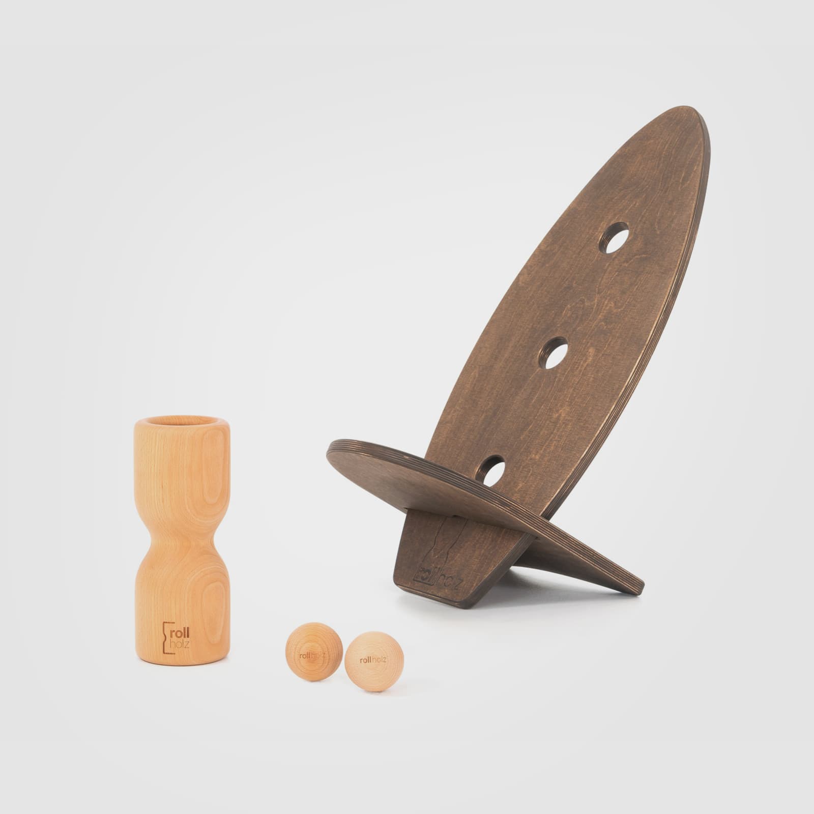 #Variante_Buche dunkel rollholz Balanceboard Set Klein 2.0: Zwei dunkel geölte kleine Boards (Hartwachsöl Nuss) zusammengesteckt zu einem Sitzmöbel, kombiniert mit einer Faszienrolle und zwei Massagekugeln aus klassischem Buchenholz.