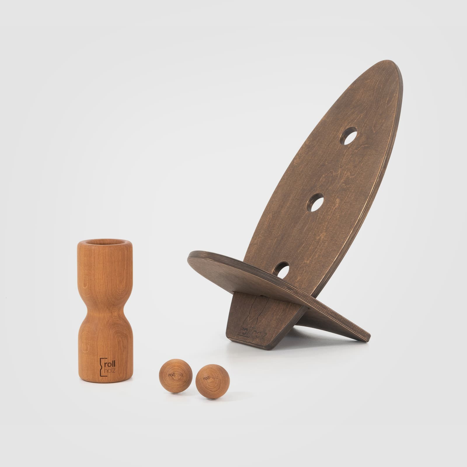 #Variante_Eiche dunkel rollholz Balanceboard Set Klein 2.0: Zwei dunkel geölte kleine Boards (Hartwachsöl Nuss) zusammengesteckt als formschöner Sitz, mit einer Faszienrolle und zwei robusten Massagekugeln aus Eichenholz.