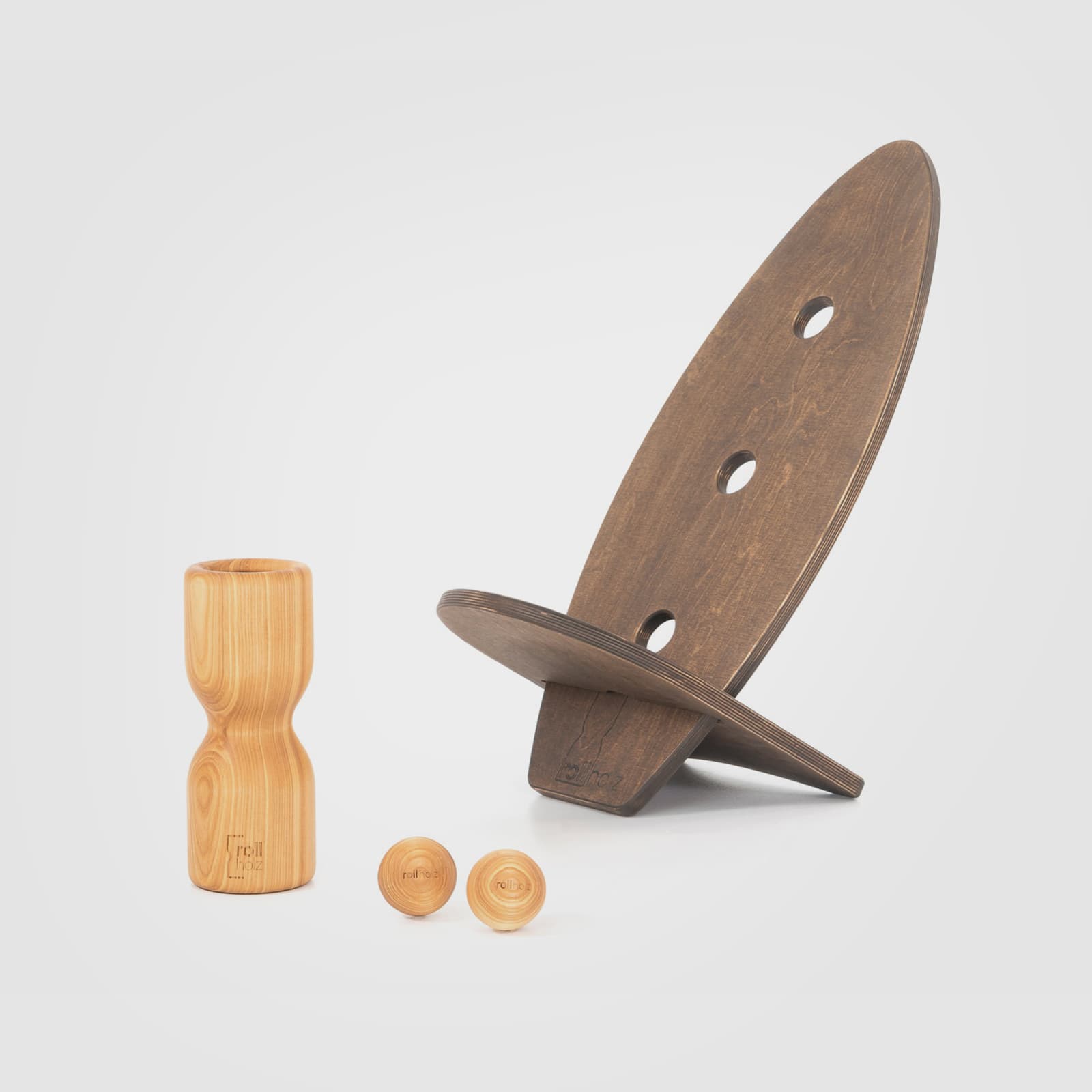 #Variante_Esche dunkel rollholz Balanceboard Set Klein 2.0: Zwei dunkel geölte Multiplex-Boards (Hartwachsöl Nuss) als Sitz ineinandergesteckt, inklusive einer Faszienrolle und zwei Massagekugeln aus charaktervollem Eschenholz.