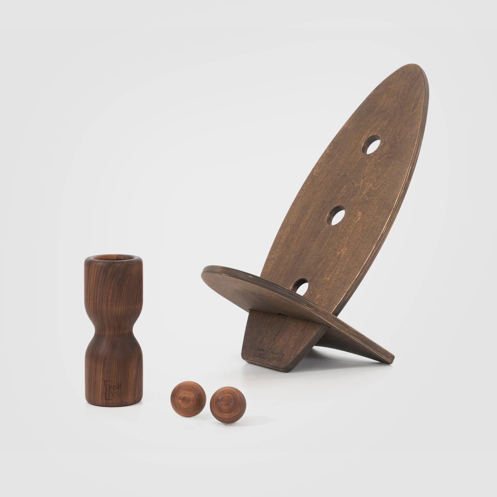 #Variante_Walnuss dunkel rollholz Balanceboard Set Klein 2.0: Harmonisches, dunkles Set aus zwei einzeln nutzbaren, mit Hartwachsöl Nuss behandelten Boards als kompakter Sitz montiert, mit Faszientools aus Walnuss.