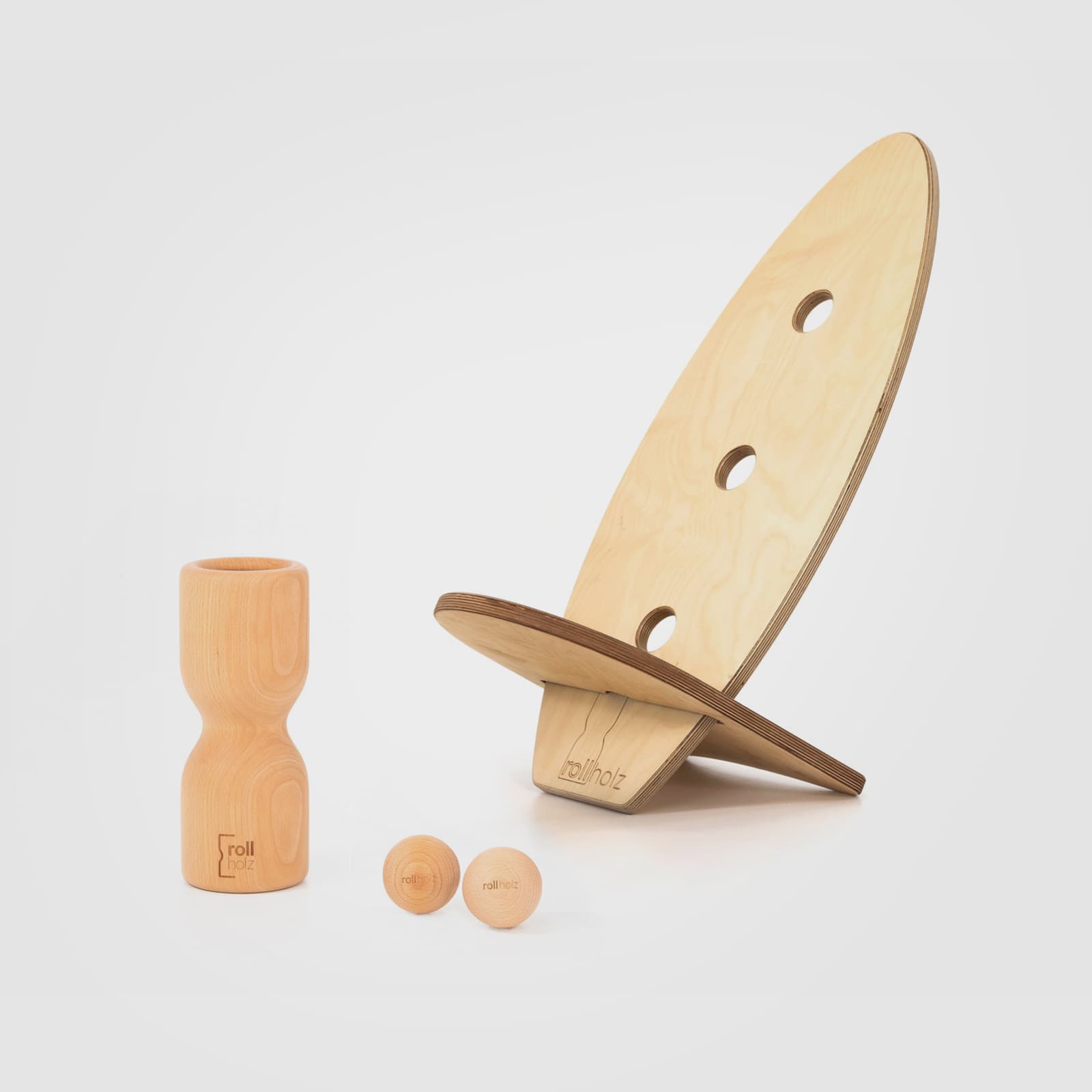#Variante_Buche hell rollholz Balanceboard Set Klein 2.0: Zwei kleine, helle Multiplex-Boards (Leinöl) im Steck-Design als Sitz aufgebaut, mit einer Faszienrolle und zwei großen Massagekugeln aus hellem Buchenholz.