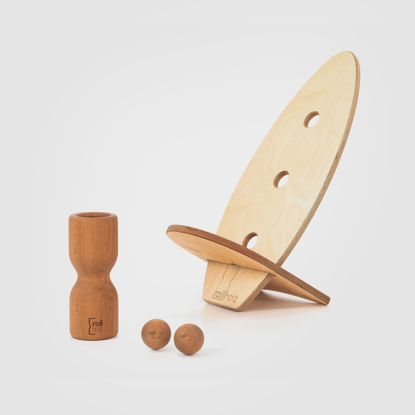 #Variante_Eiche hell rollholz Balanceboard Set Klein 2.0: Zwei kleine, helle Multiplex-Boards (Leinöl) zusammengesteckt zu einem Design-Hocker, mit einer langlebigen Faszienrolle und zwei Massagekugeln aus Eichenholz.