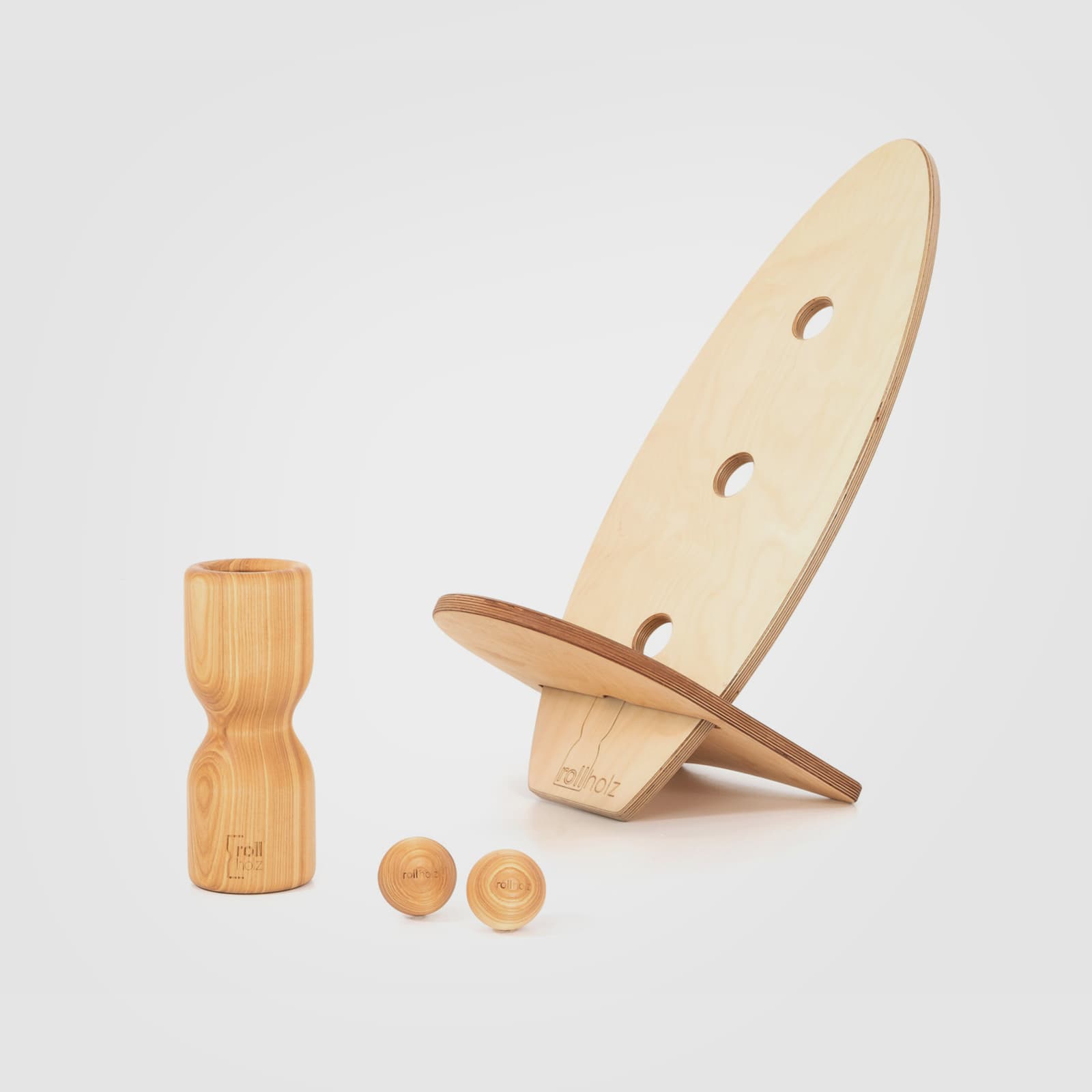 #Variante_Esche hell rollholz Balanceboard Set Klein 2.0: Zwei helle, einzeln nutzbare kleine Balance Boards (Leinöl) als Sitz zusammengesteckt, mit einer Faszienrolle und zwei großen Massagekugeln aus gemasertem Eschenholz.