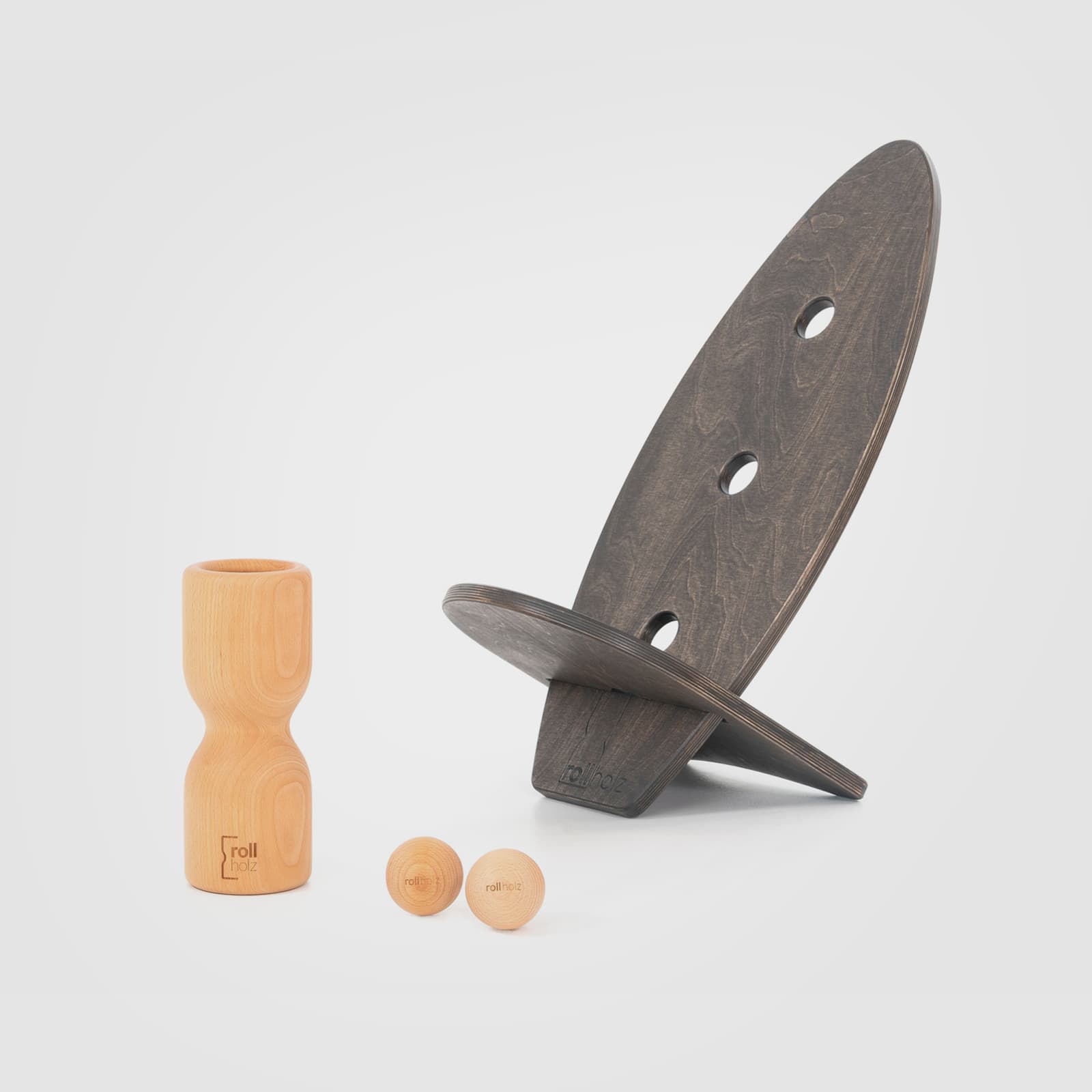 #Variante_Buche schwarz rollholz Balanceboard Set Klein 2.0: Zwei einzeln nutzbare, schwarz geöltes kleine Boards zusammengesteckt als moderner Design-Sitz, im kontrastreichen Set mit Faszienrolle und zwei Massagekugeln aus hellem Buchenholz.