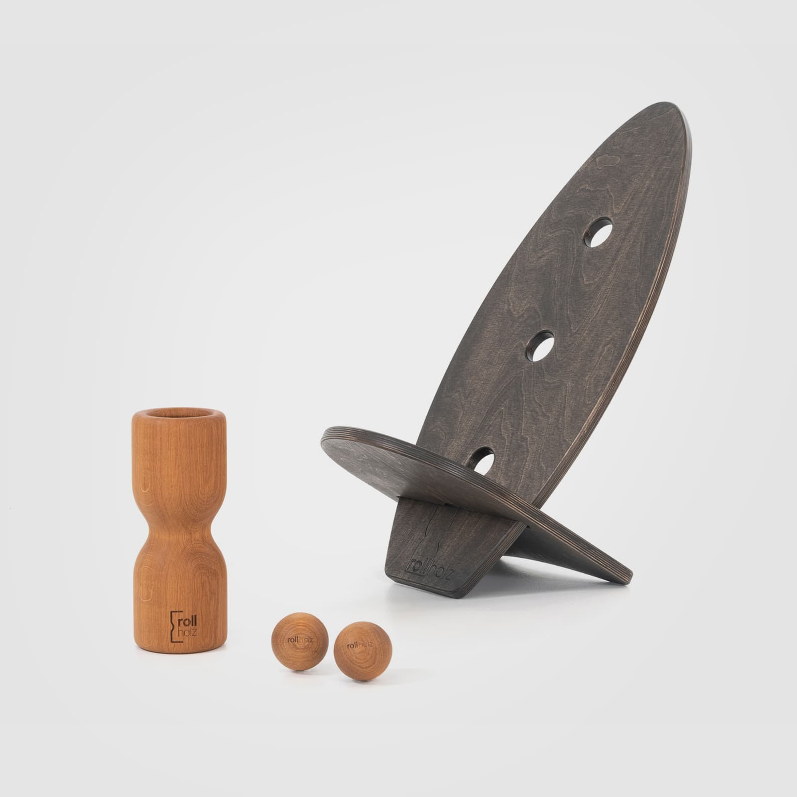 #Variante_Eiche schwarz rollholz Balanceboard Set Klein 2.0: Exklusives, schwarz geöltes kleines Board-Duo zusammengesteckt als funktionales Sitzmöbel, im Set mit einer Faszienrolle und zwei großen Massagekugeln aus massivem Eichenholz.