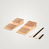 #Variante_2er Set - 10° Freigestelltes 2-teiliges Produktset von rollholz aus Holz: Zwei stapelbare Balancekeile mit einem maximalen Winkel von 10 Grad und vier passende Holzleisten für das Instabilitätstraining.