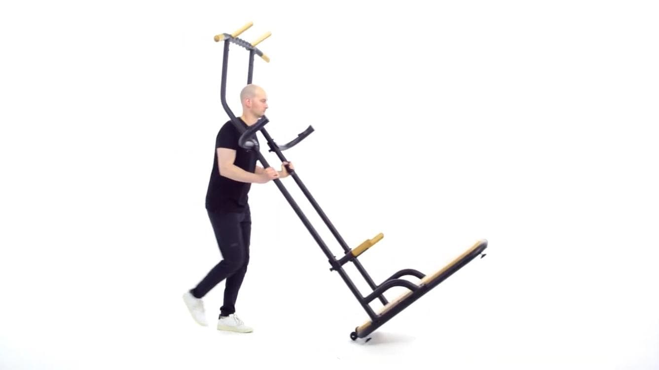 Die rollholz BASE (Homegym Station) wird auf rollen weggerollt. 