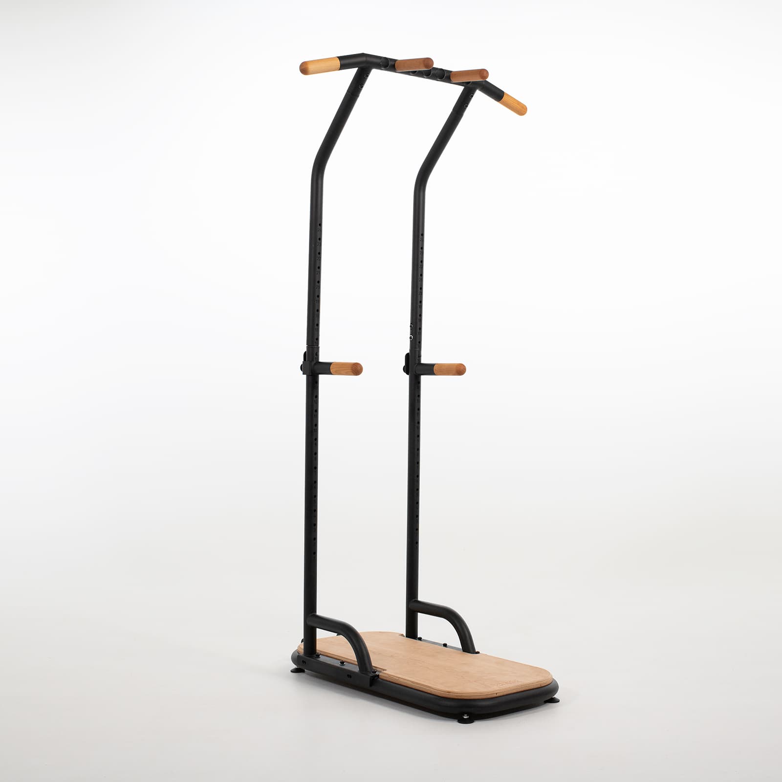 #Variante_Kirsche Freigestellte rollholz Base Trainingsstation aus warmem Kirschholz, freigestellt auf weißem Hintergrund.