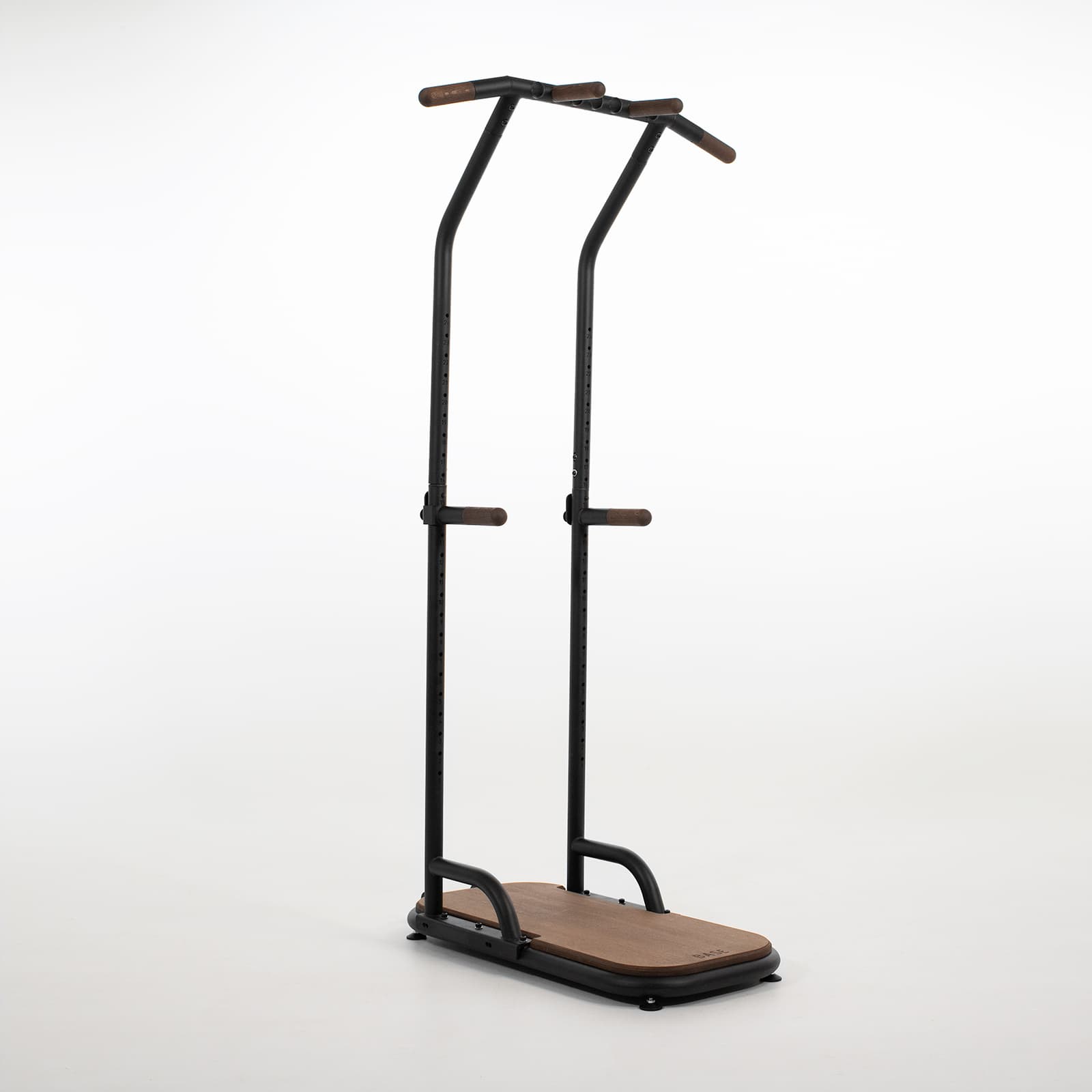 #Variante_Vintage Freigestellte rollholz Base Trainingsstation aus Eichenholz im dunklen Vintage-Look für das Home-Gym.