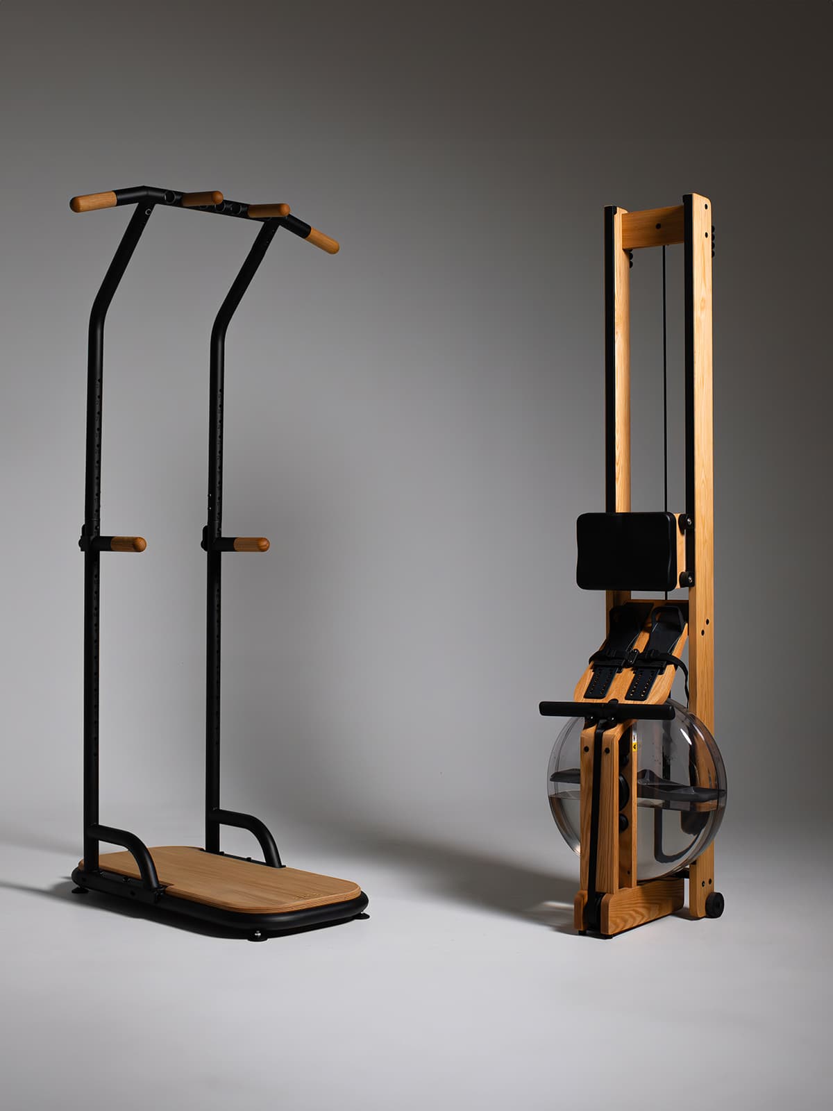 Die rollholz BASE und der Waterrower von NOHRD stehen nebeneinander. Design tirfft auf Funktion. 