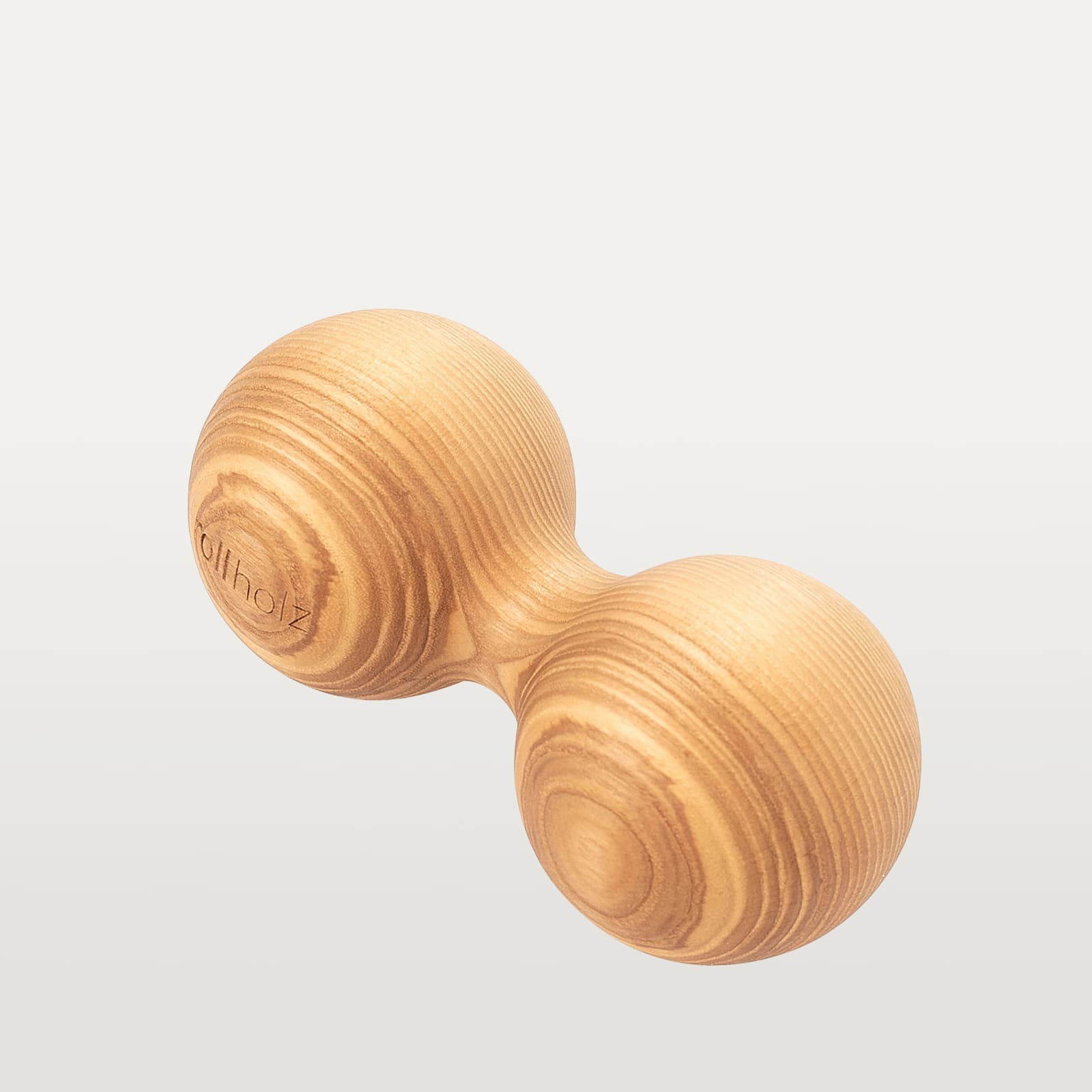 #Holz_Esche Freigestellte Ansicht einer 7 cm rollholz Doppelkugel aus massivem Eschenholz mit präzise eingelasertem Markenlogo.