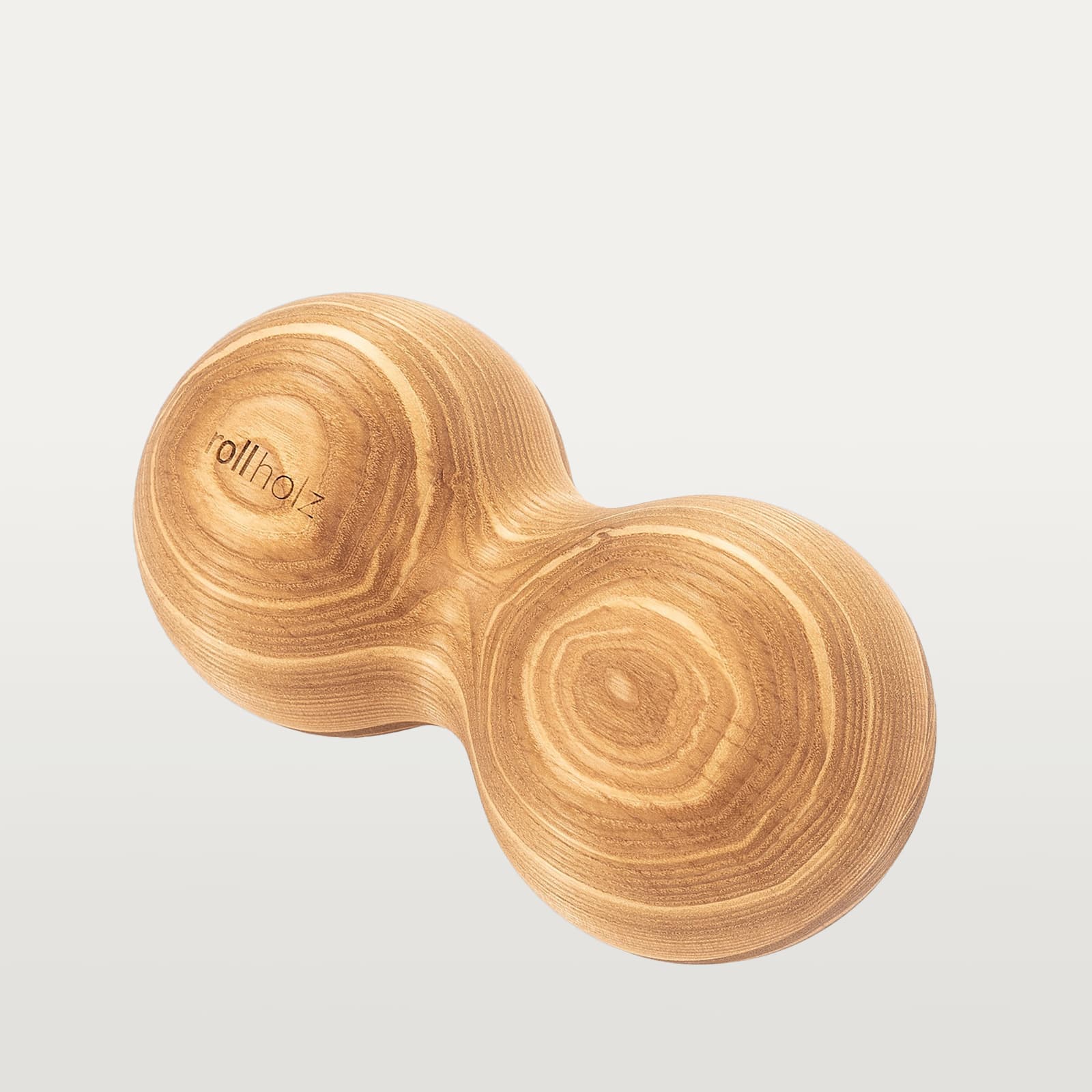 #Holz_Esche Freigestellte Ansicht einer rollholz Doppelkugel XL aus massivem Eschenholz mit präzise eingelasertem Markenlogo.
