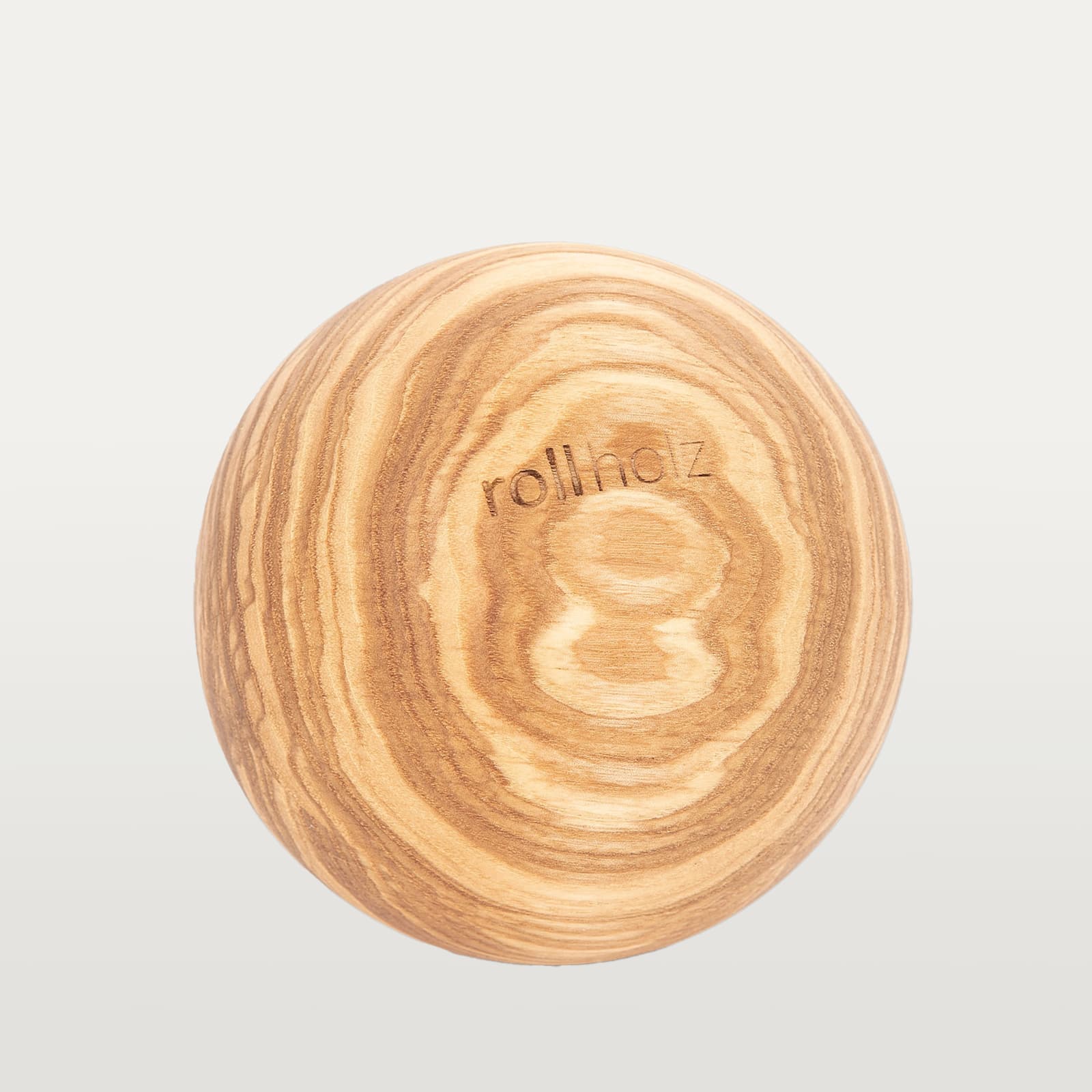 #Holz_Esche Freigestellte Ansicht einer 10 cm rollholz Faszienkugel aus massivem Eschenholz mit präzise eingelasertem Markenlogo.