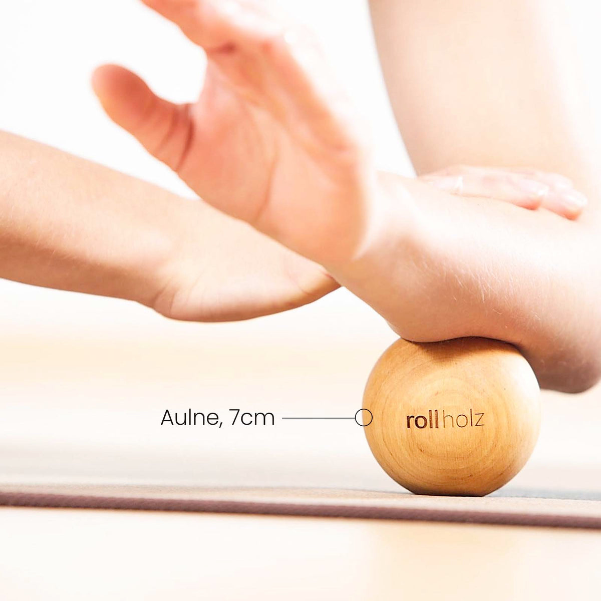 Balle de massage en aulne de 7 cm utilisée pour un massage ciblé de l’avant-bras.