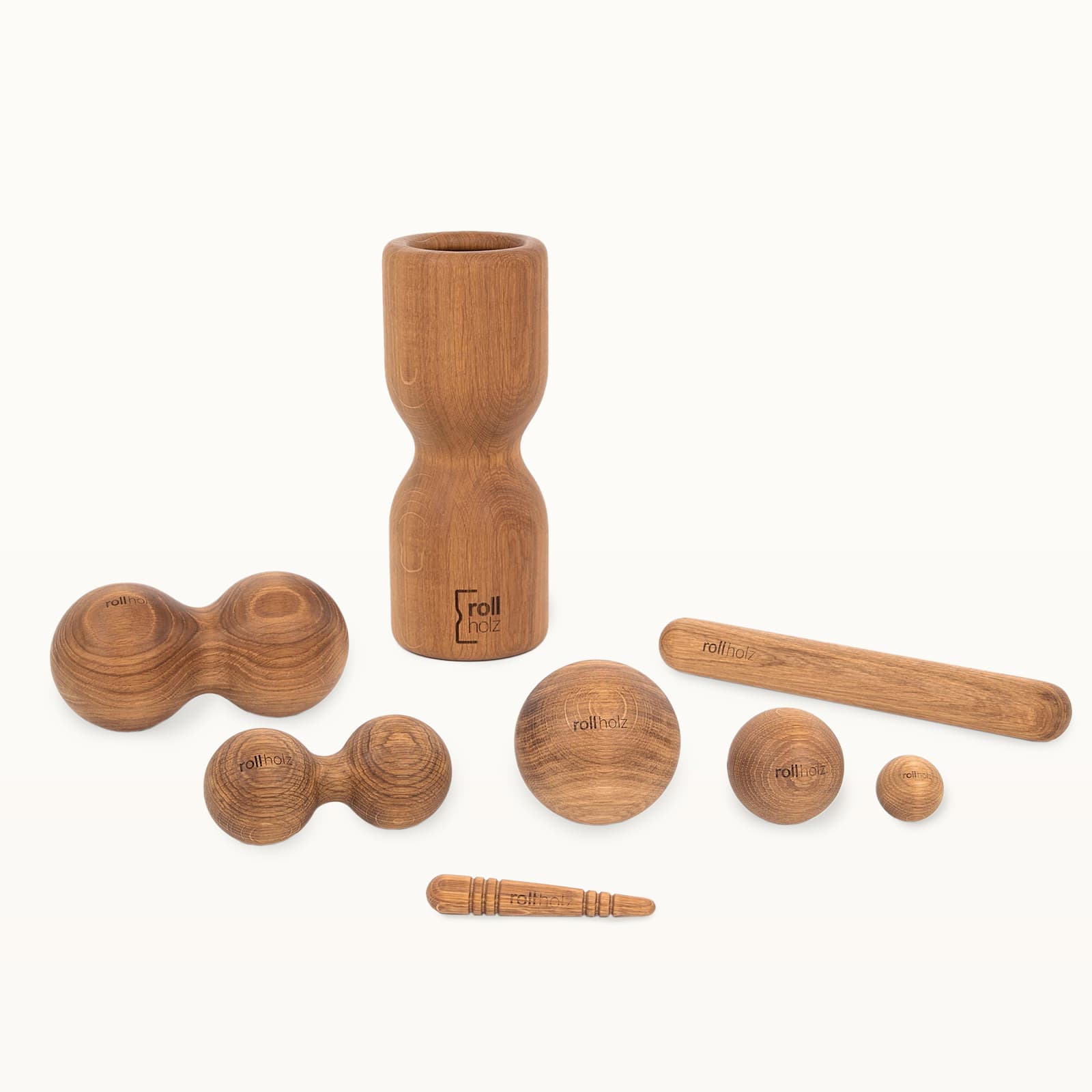 #Holz_Eiche Großes rollholz Faszien-Set aus robustem Eichenholz, freigestellt auf Weiß, für die professionelle Ganzkörper-Faszienmassage.
