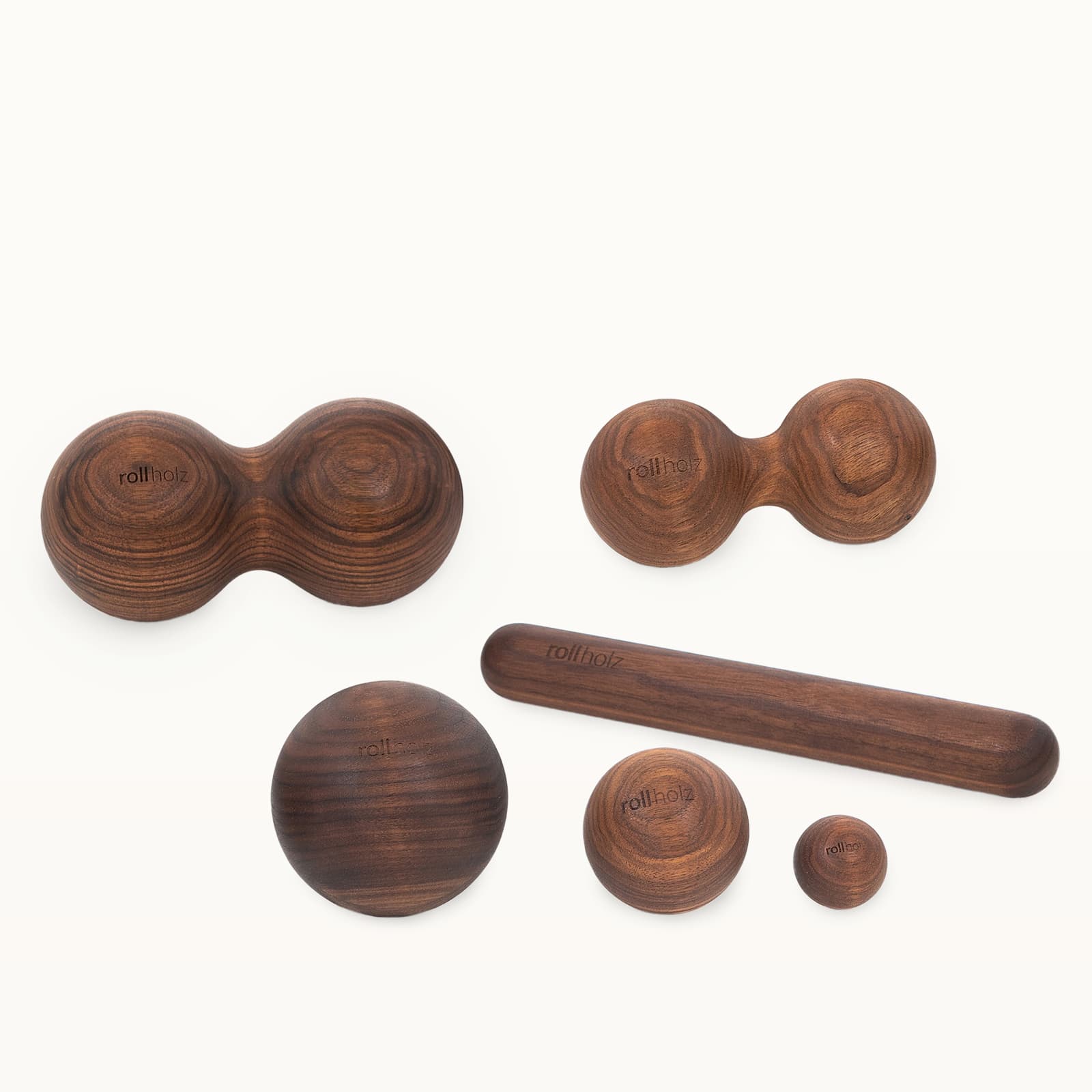 #Holz_Walnuss Freigestelltes rollholz Faszien-Set aus Walnussholz, bestehend aus kleiner Rolle, Massagebällen und Duobällen zur Selbstmassage.
