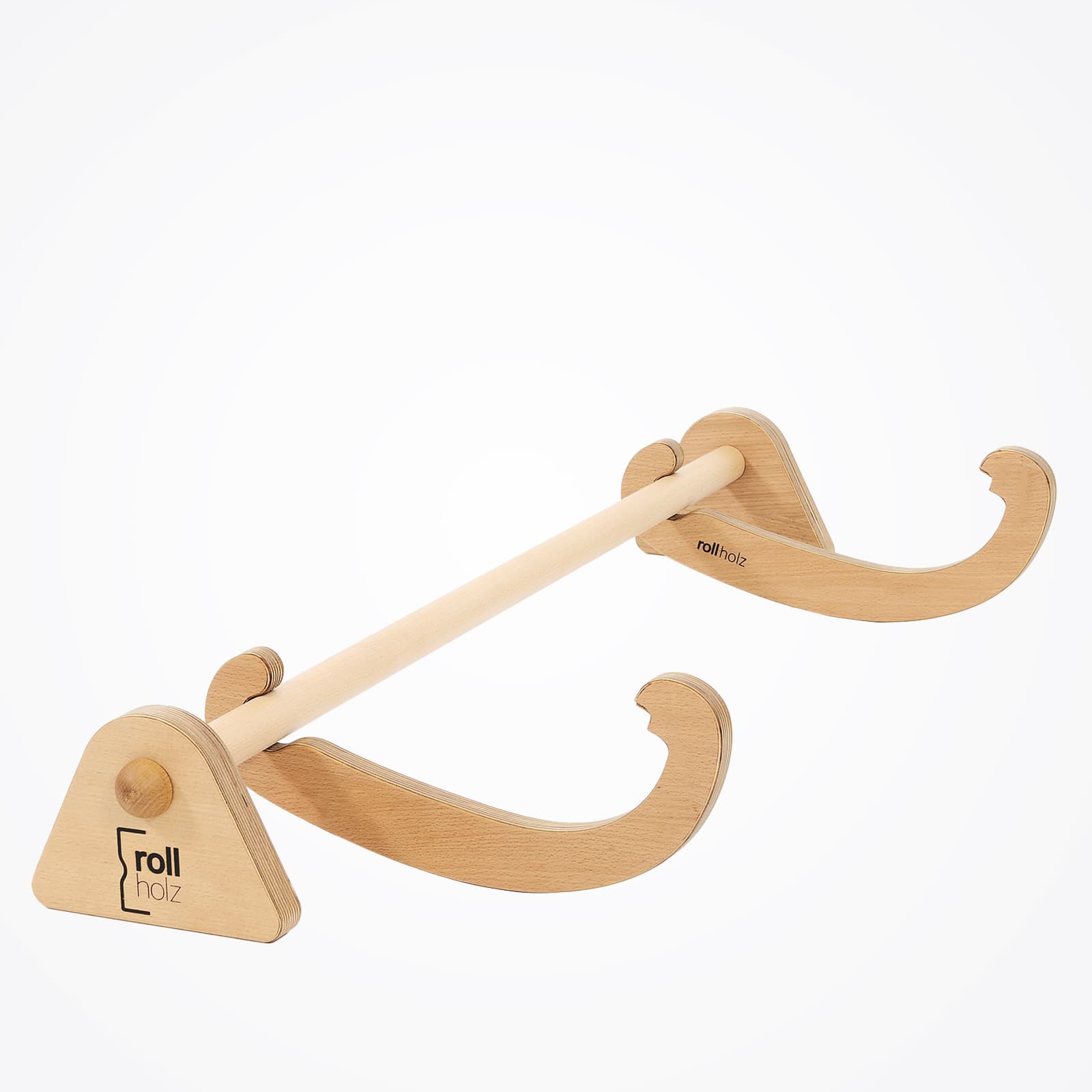 #Zubehör_ohne Perspektivische Produktansicht der rollholz Klimmzugstange in Größe 1 aus hellem Holz mit den charakteristischen, geschwungenen Montagewangen, freigestellt auf weißem Hintergrund.