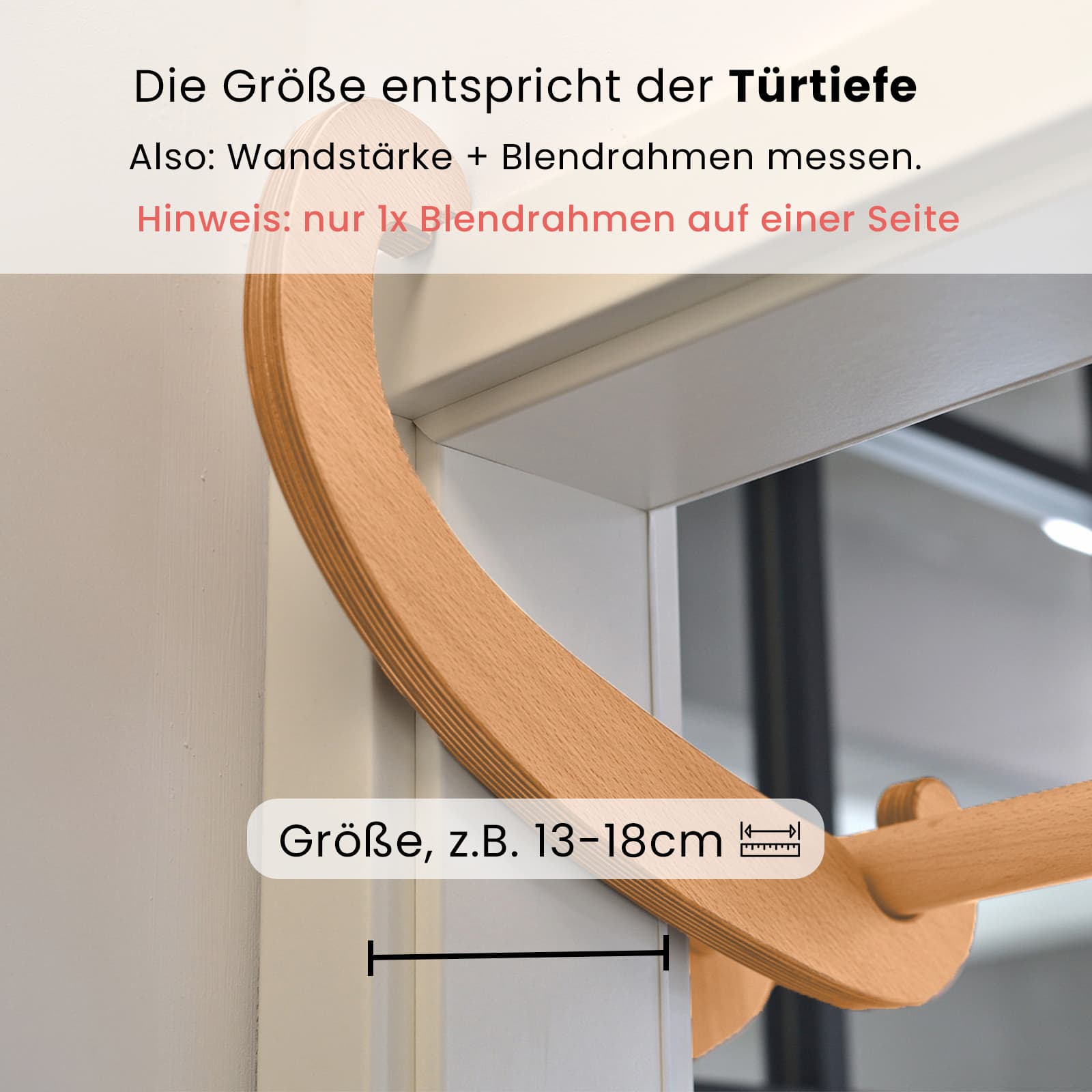 Infografik zur rollholz Klimmzugstange mit einer bebilderten Anleitung zum Messen der Türtiefe (Wandstärke und Blendrahmen) für die richtige Größenauswahl.