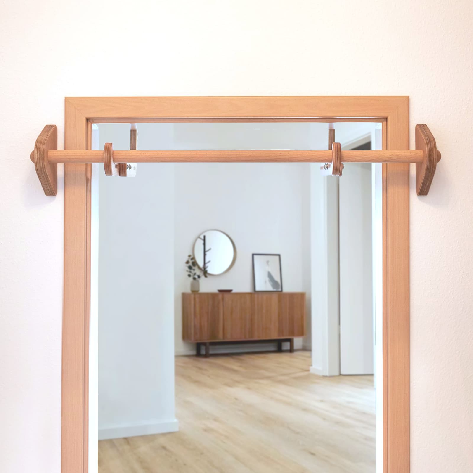 Verstellbare rollholz Klimmzugstange aus Birke Multiplex und Buche, montiert an einem Türrahmen zur Veranschaulichung der flexiblen Haken.