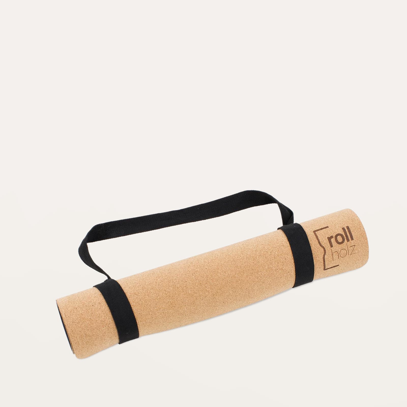 Freigestellte Ansicht einer gerollten rollholz Kork-Yogamatte aus Naturkork und Kautschuk mit schwarzem Tragegurt und eingelasertem Logo.