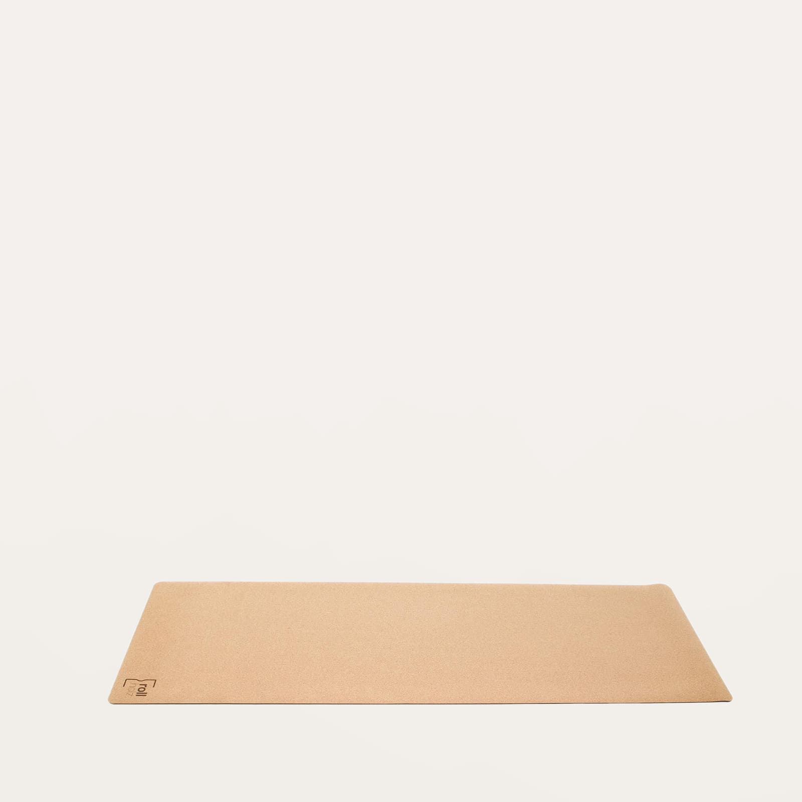 Freigestellte Ansicht einer komplett flach ausgerollten rollholz Kork-Yogamatte aus Naturkork und Kautschuk mit dezentem Logo-Branding unten links.
