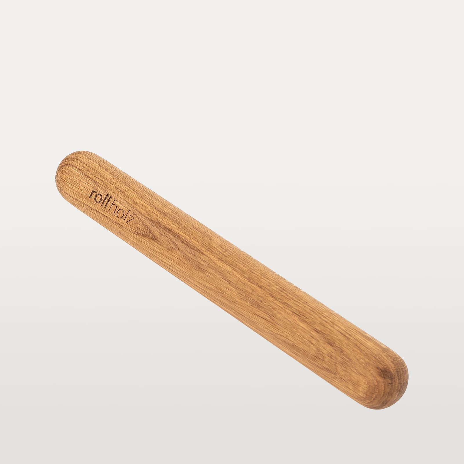 #Holz_Eiche Freigestellte Ansicht einer rollholz Minirolle aus langlebigem Eichenholz mit präzise eingelasertem Markenlogo.