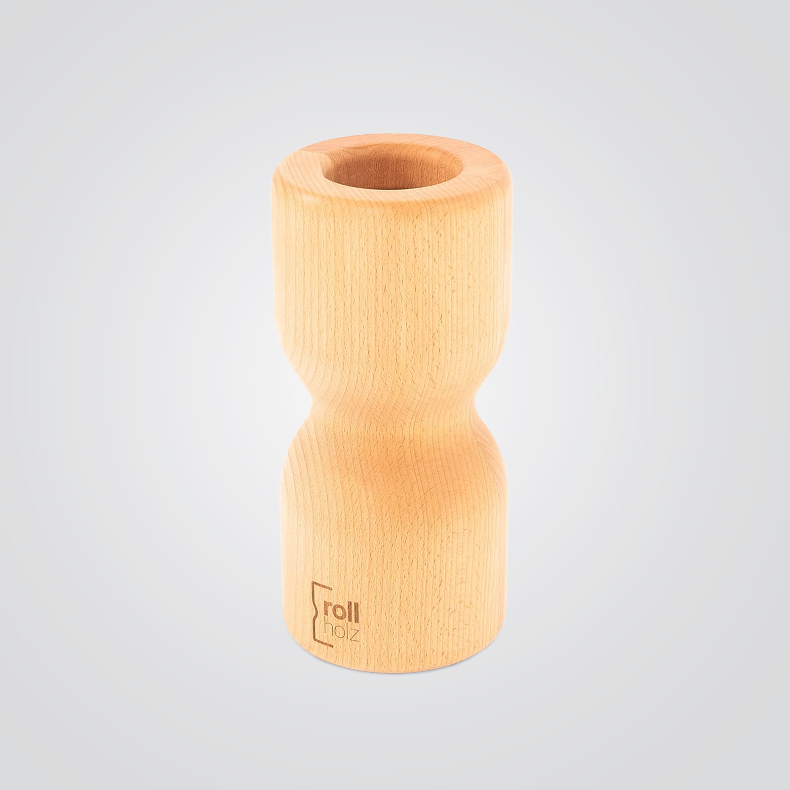 #Holz_Buche Die rollholz Original Faszienrolle aus hellem, fein gemasertem Buchenholz mit dezentem Markenlogo, freigestellt auf einem hellgrauen Studio-Hintergrund.