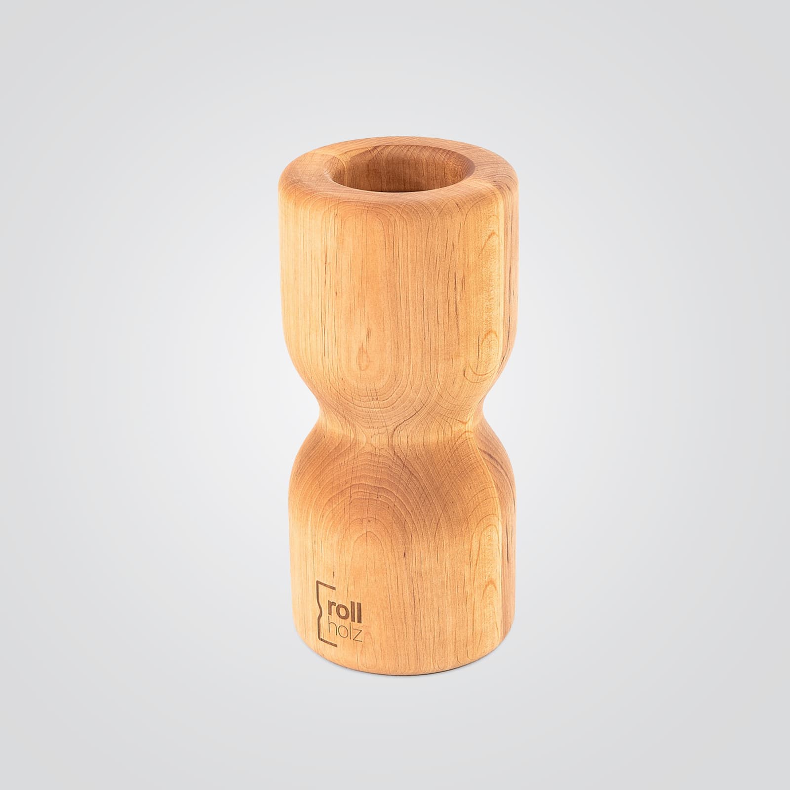 #Holz_Erle Die rollholz Original Faszienrolle aus warm getöntem Erlenholz mit dezentem Markenlogo, freigestellt auf einem hellgrauen Studio-Hintergrund.