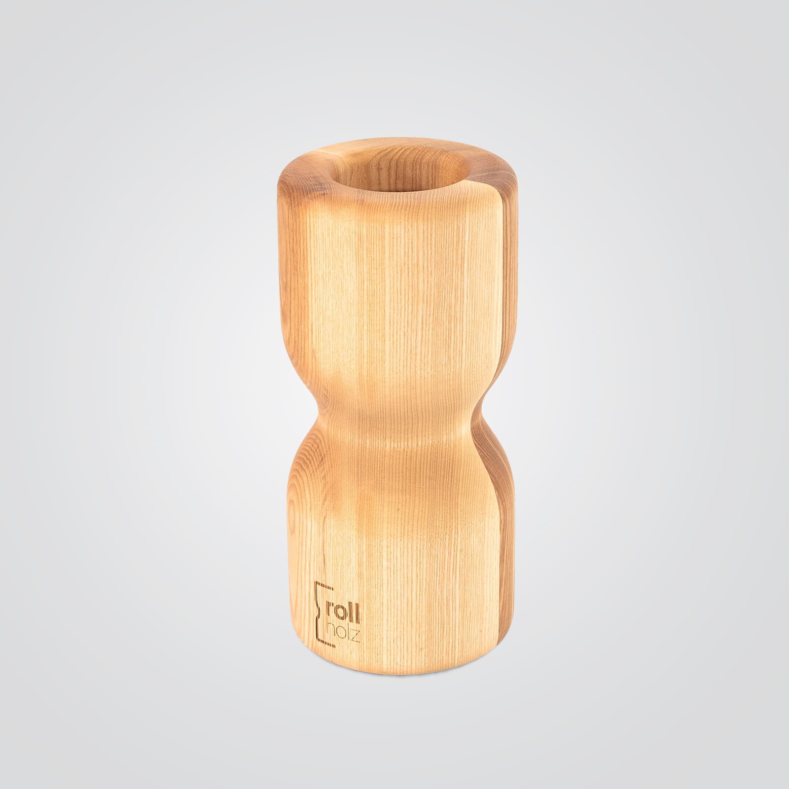 #Holz_Esche Die rollholz Original Faszienrolle aus kontrastreich gemasertem Eschenholz mit dezentem Markenlogo, freigestellt auf einem hellgrauen Studio-Hintergrund.