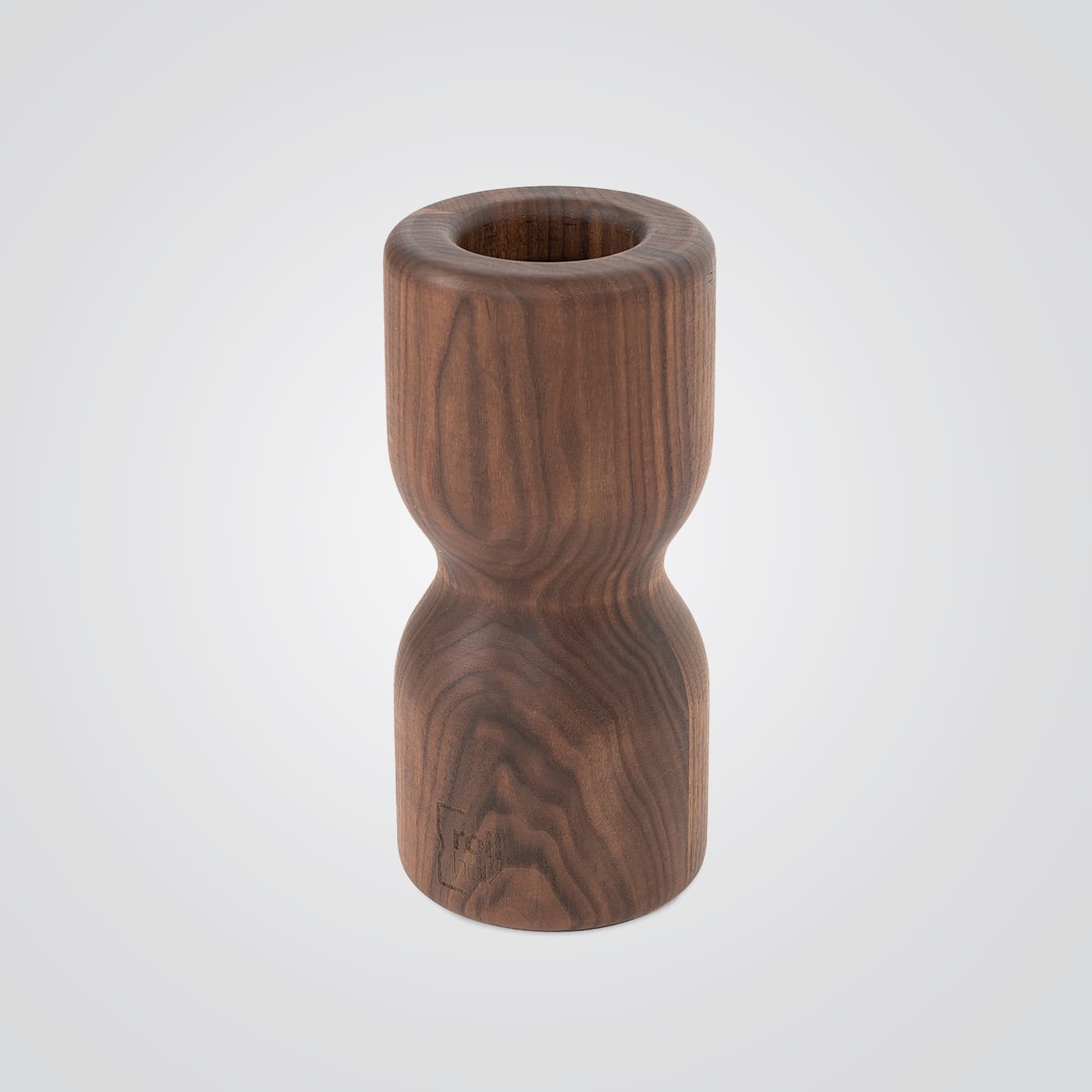 #Holz_Walnuss Die rollholz Original Faszienrolle aus edlem, dunkel gemasertem Walnussholz mit dezentem Markenlogo, freigestellt auf einem hellgrauen Studio-Hintergrund.