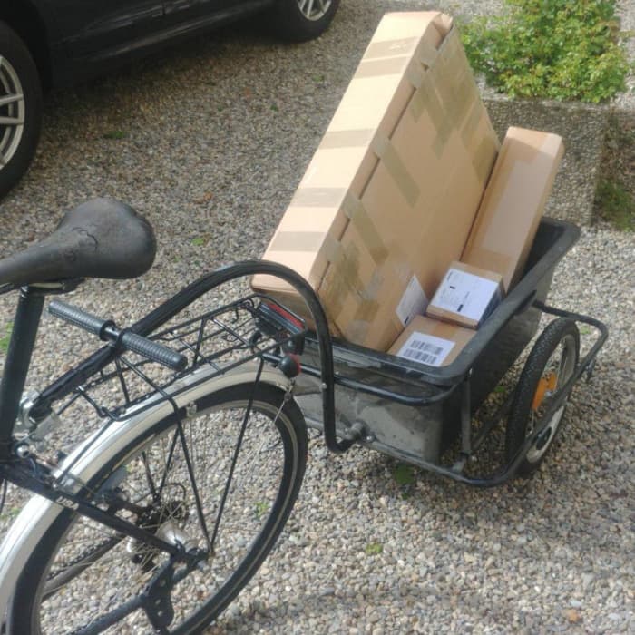 Unternehmensgeschichte Pakete werden mit dem Fahrradanhänger zu Post gebracht