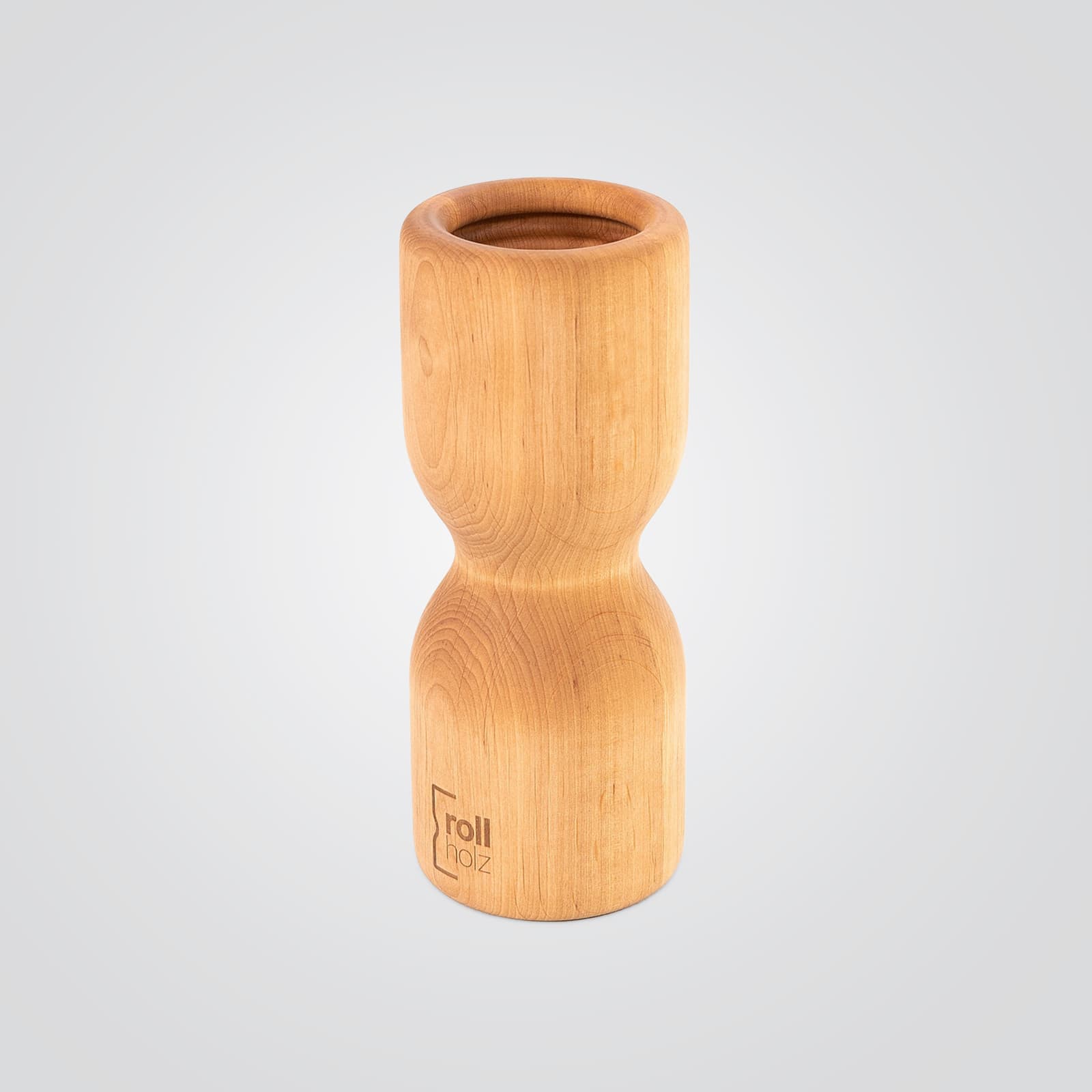 #Holz_Erle Die rollholz Pro Faszienrolle aus warm getöntem Erlenholz mit dezentem Markenlogo, freigestellt auf einem hellgrauen Studio-Hintergrund.