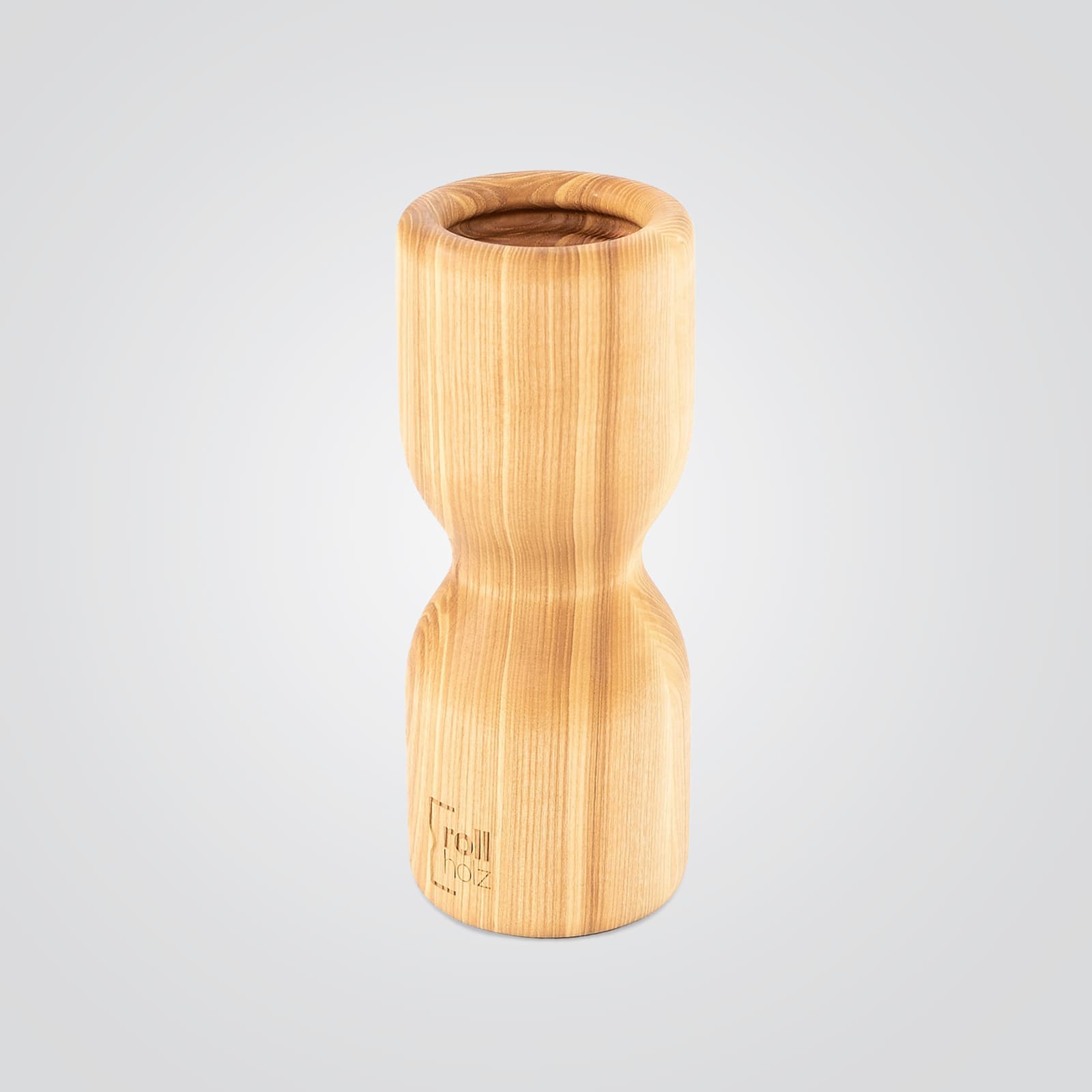 #Holz_Esche Die rollholz Pro Faszienrolle aus kontrastreich gemasertem Eschenholz mit dezentem Markenlogo, freigestellt auf einem hellgrauen Studio-Hintergrund.