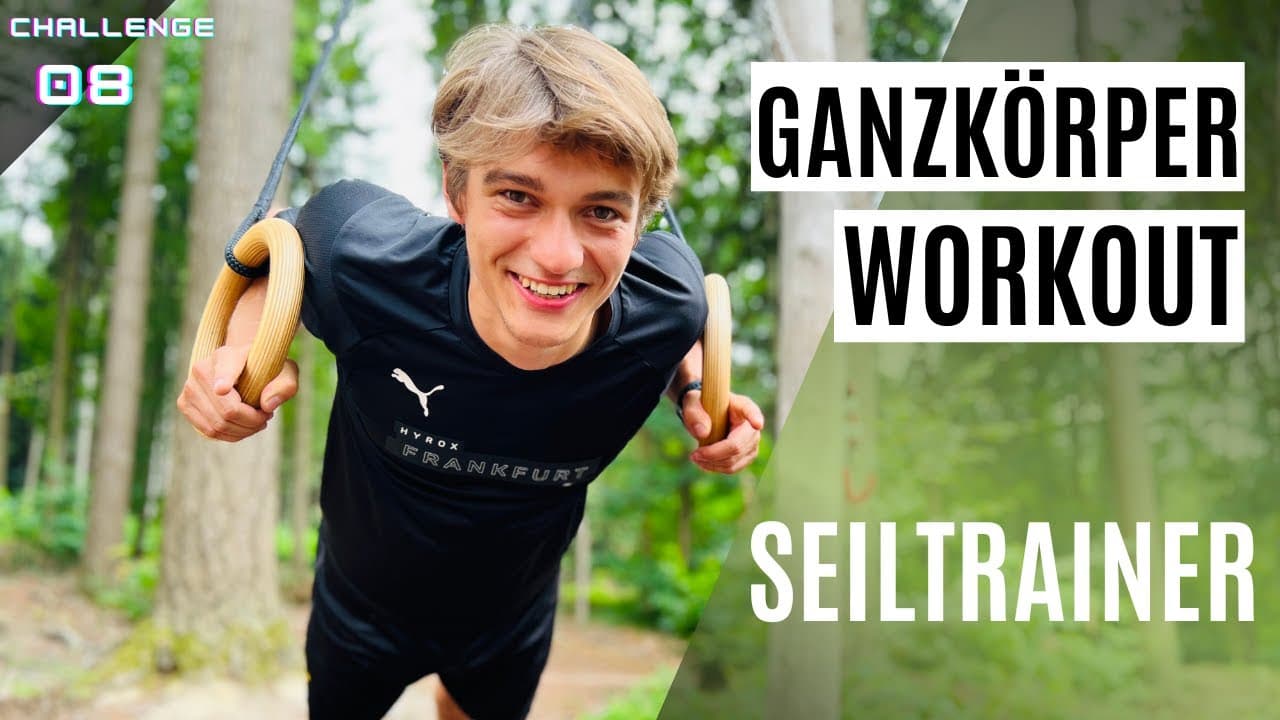 Ein lächelnder junger Mann führt ein Ganzkörper-Workout mit dem rollholz Seiltrainer im Freien aus.
