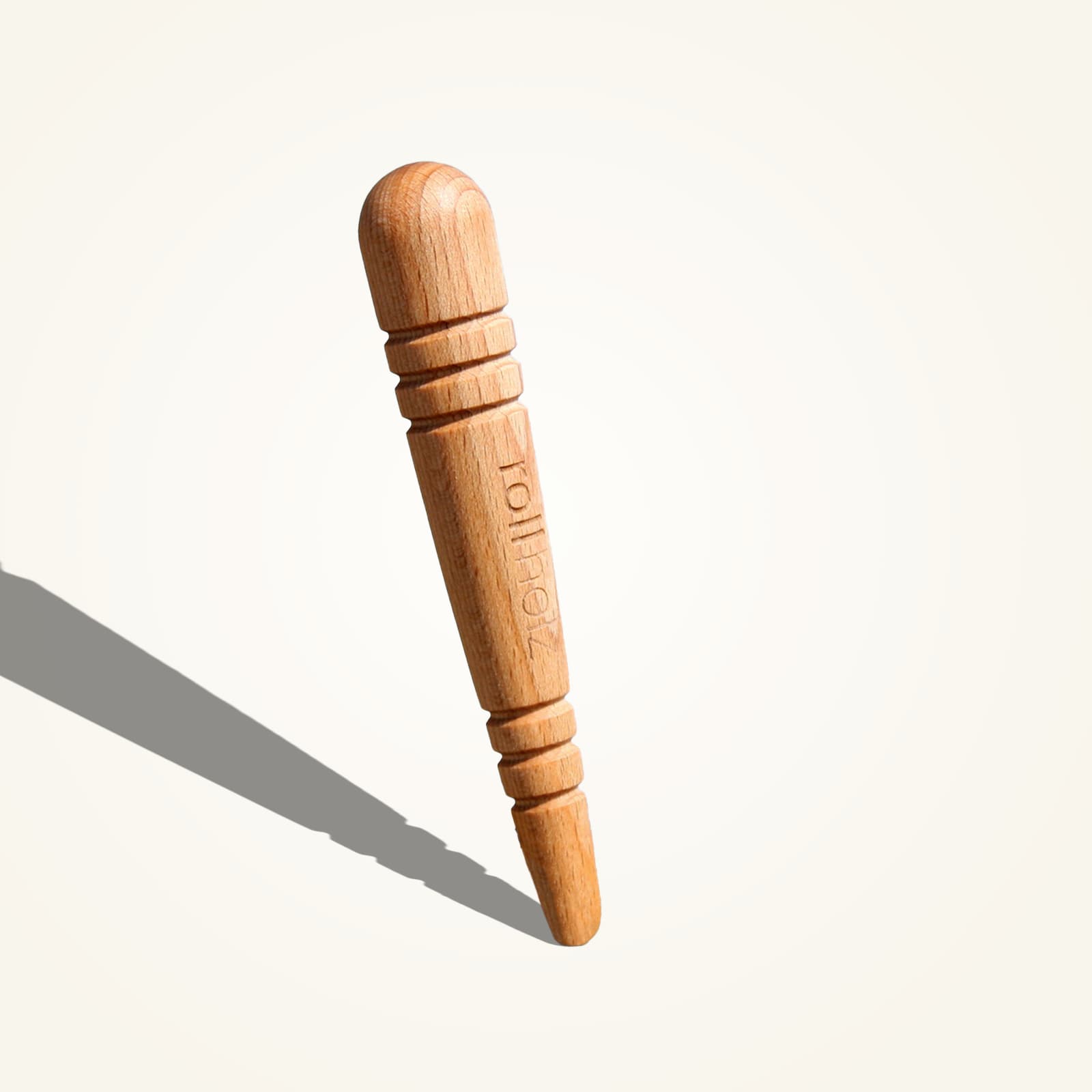 Freigestellte Ansicht des rollholz Triggerstifts aus klassischem Buchenholz mit präzise eingelasertem Markenlogo.