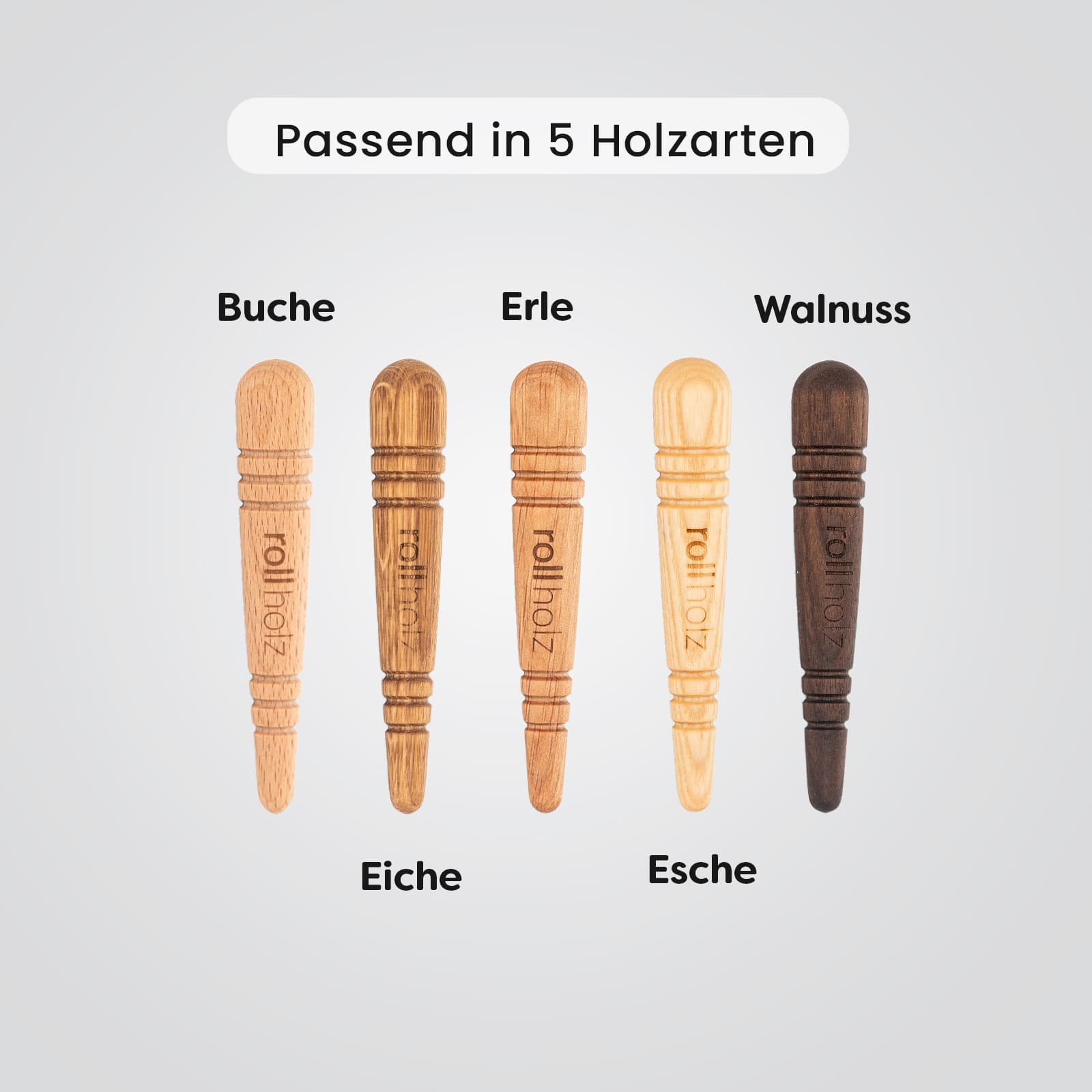 Produktübersicht des rollholz Triggerstifts aus Holz in den fünf verschiedenen Holzarten Buche, Eiche, Erle, Esche und Walnuss mit eingelasertem Logo.