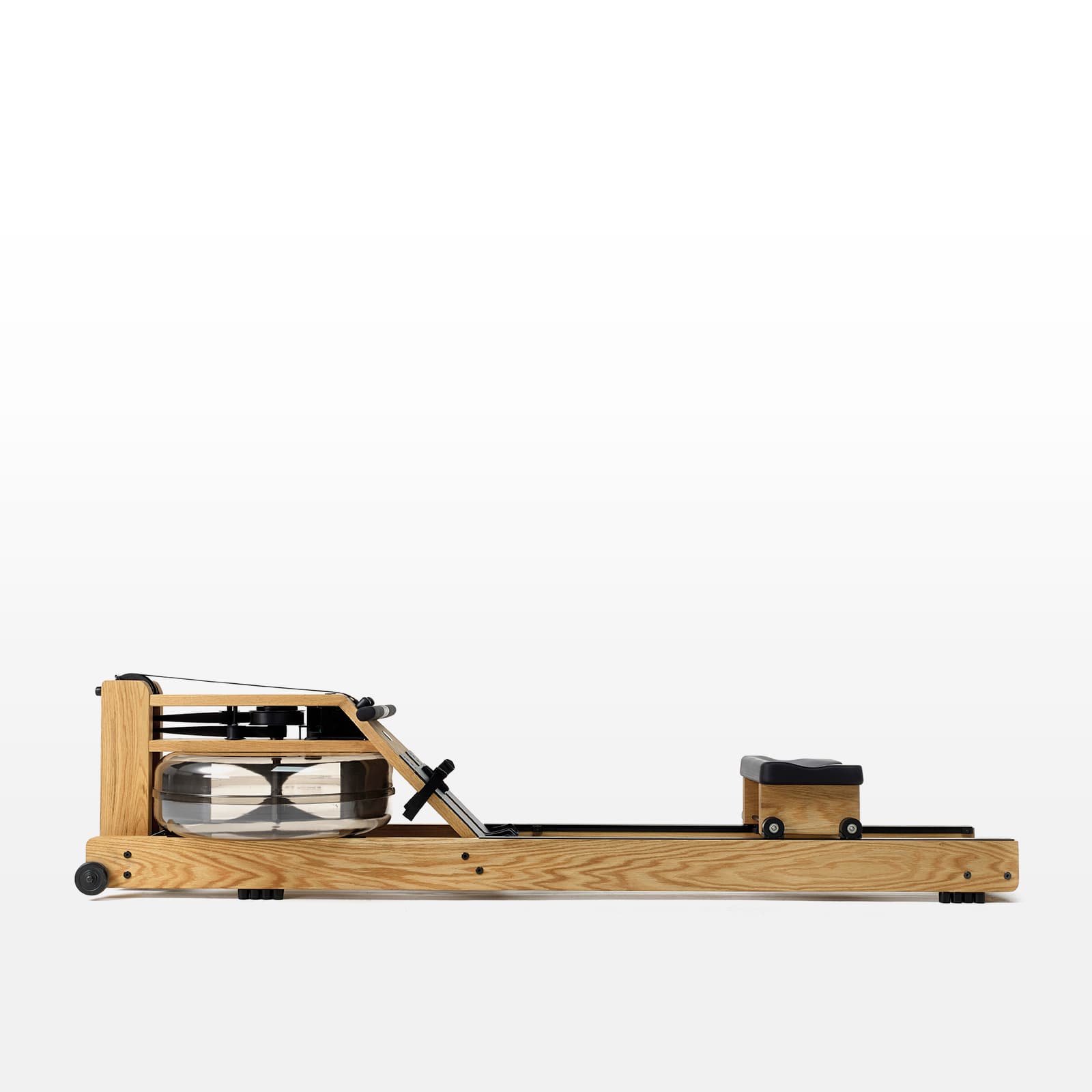 #Variante_Eiche Ein freigestellter WaterRower aus hellem Eichenholz, ideales Design-Fitnessgerät für Zuhause.