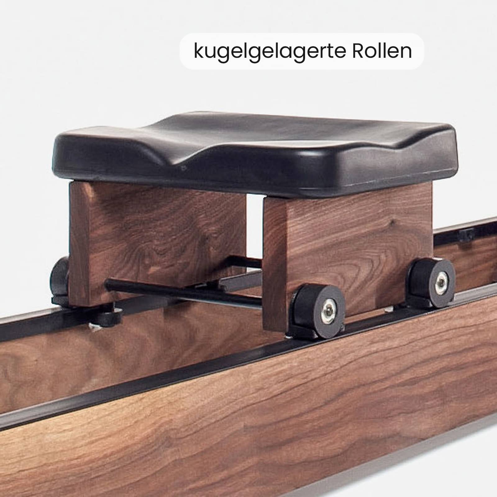 Nahaufnahme des ergonomischen Rollsitzes eines WaterRower aus Walnussholz mit Fokus auf die kugelgelagerten Rollen.