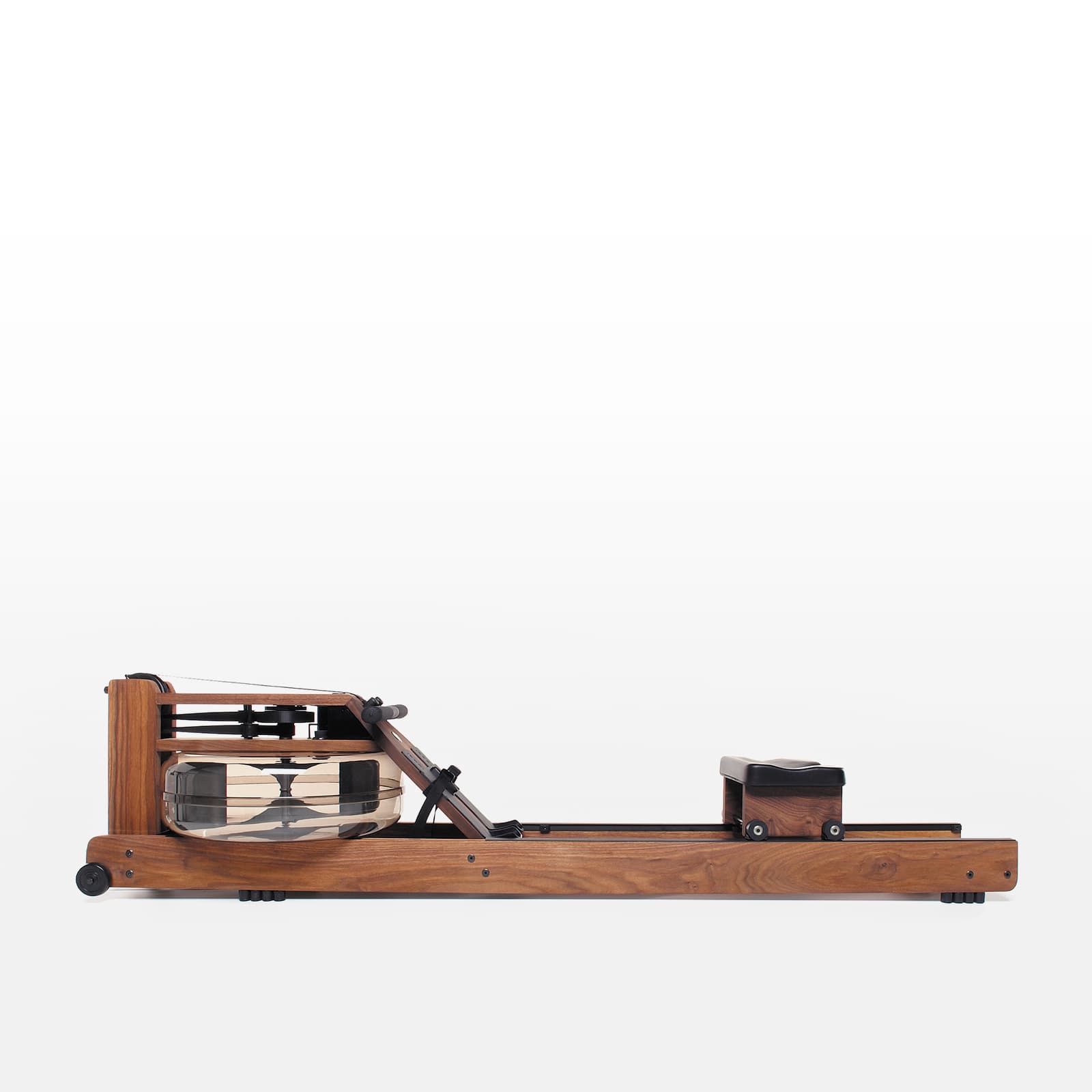 #Variante_Walnuss Ein freigestellter WaterRower aus edlem Walnussholz in der kompletten Seitenansicht.
